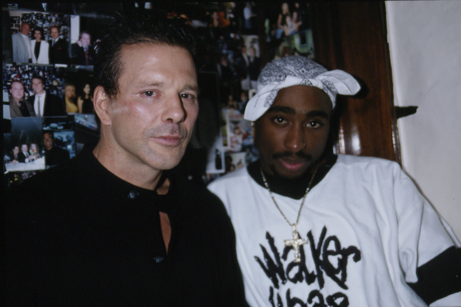 Mickey Rourke y Tupac en Nello's el 11 de noviembre de 1994 | Fuente: Getty Images