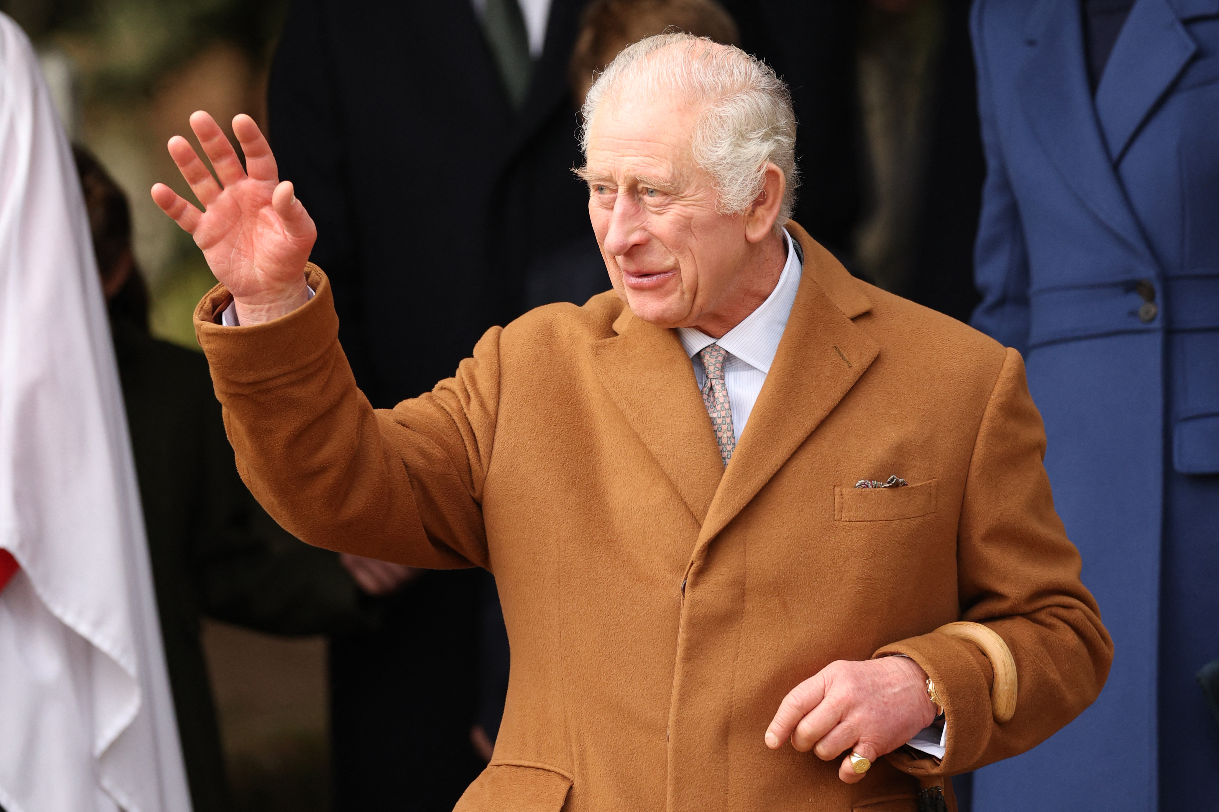 Rey Charles III saluda a los simpatizantes tras asistir al tradicional servicio religioso de la Familia Real el día de Navidad en la iglesia de St. Mary Magdalene de la finca de Sandringham, en el este de Inglaterra, el 25 de diciembre de 2023 | Foto: Getty Images