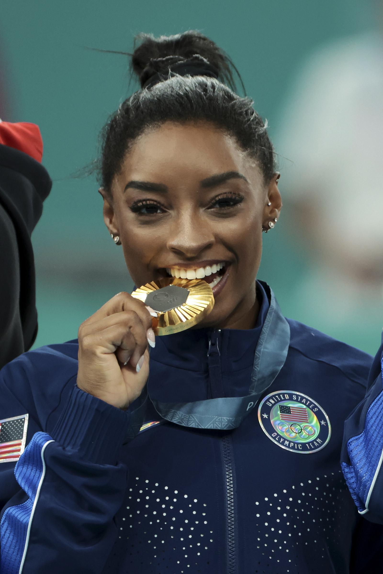 Simone Biles celebra en el podio durante la ceremonia de entrega de medallas de la Final por Equipos Femenina de Gimnasia Artística en el cuarto día de los Juegos Olímpicos de París 2024, en el Bercy Arena el 30 de julio de 2024 en París, Francia | Fuente: Getty Images