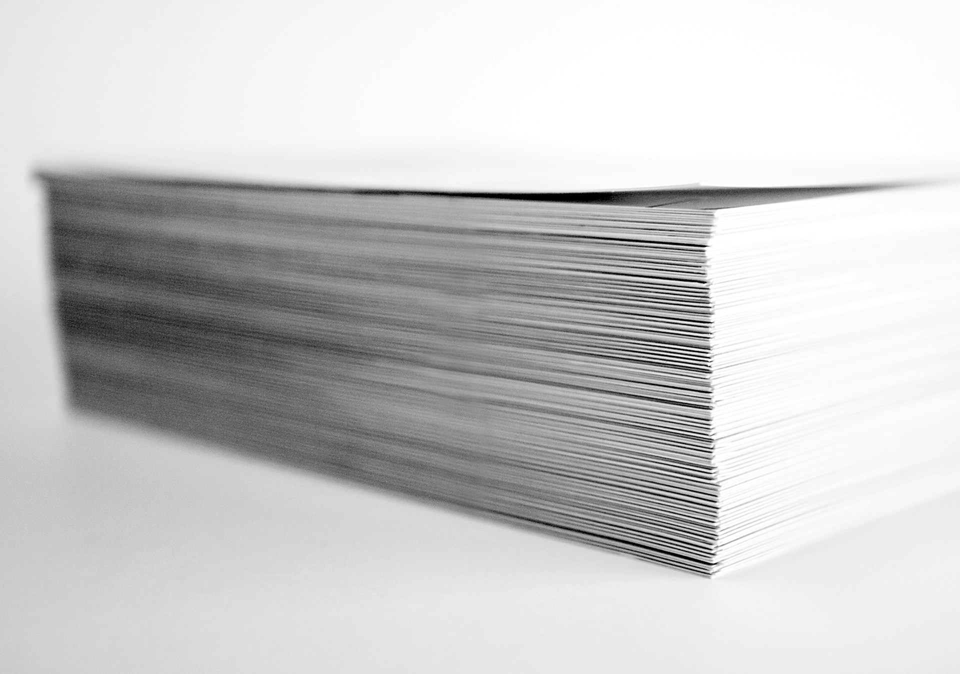 Una pila de papel | Fuente: Unsplash