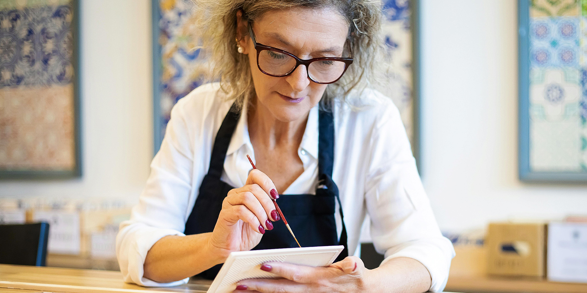 Mujer mayor pintando | Fuente: Pexels