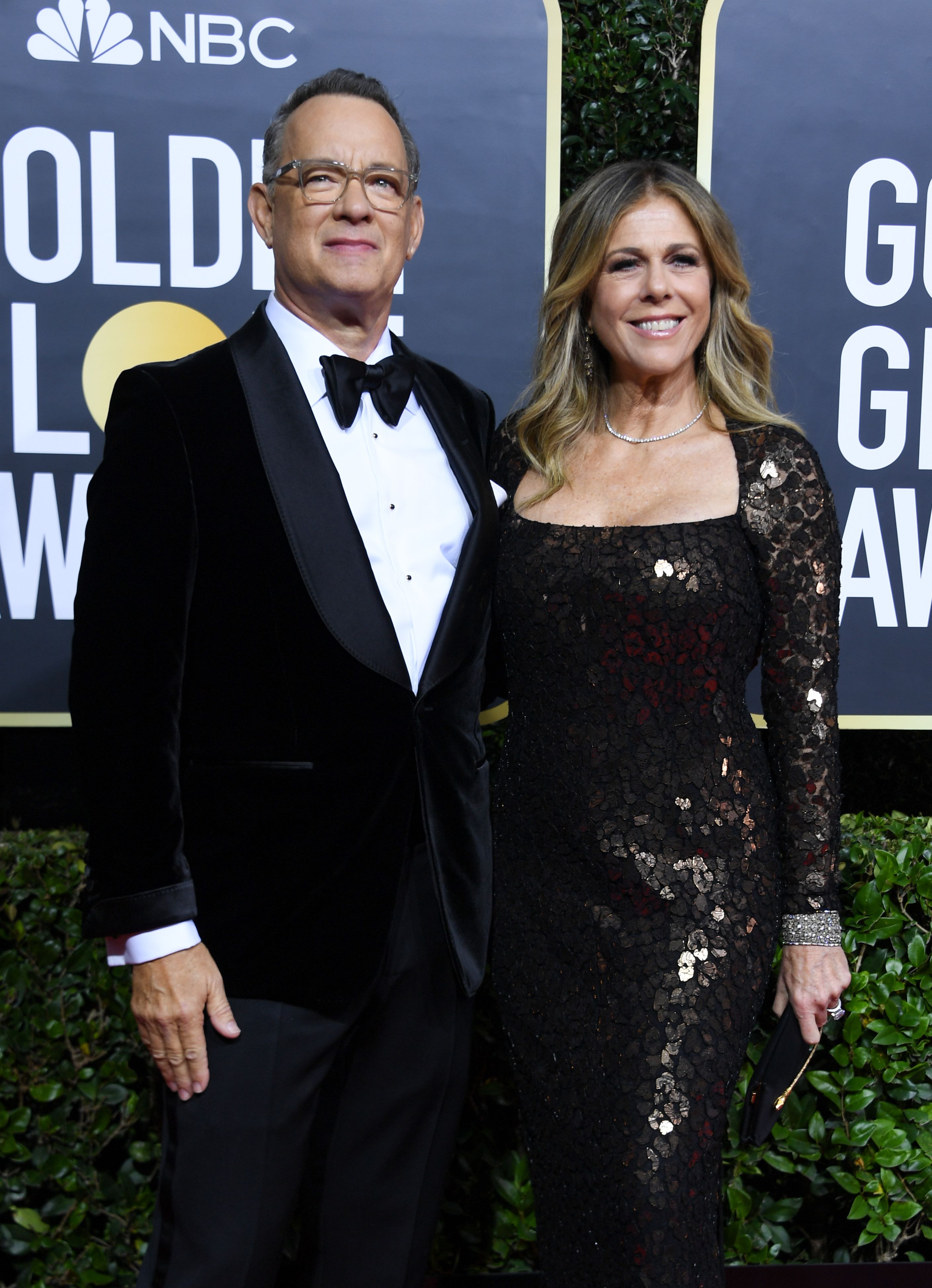 El actor Tom Hanks y su esposa Rita Wilson llegan a la 77a entrega anual de los Globos de Oro el 5 de enero de 2020 en el hotel The Beverly Hilton en Beverly Hills, California. | Foto: Getty Images