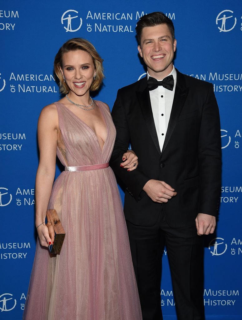 Scarlett Johansson y Colin Jost en el Museo Americano de Historia Natural el 15 de noviembre de 2018 en Nueva York. | Foto: Getty Images