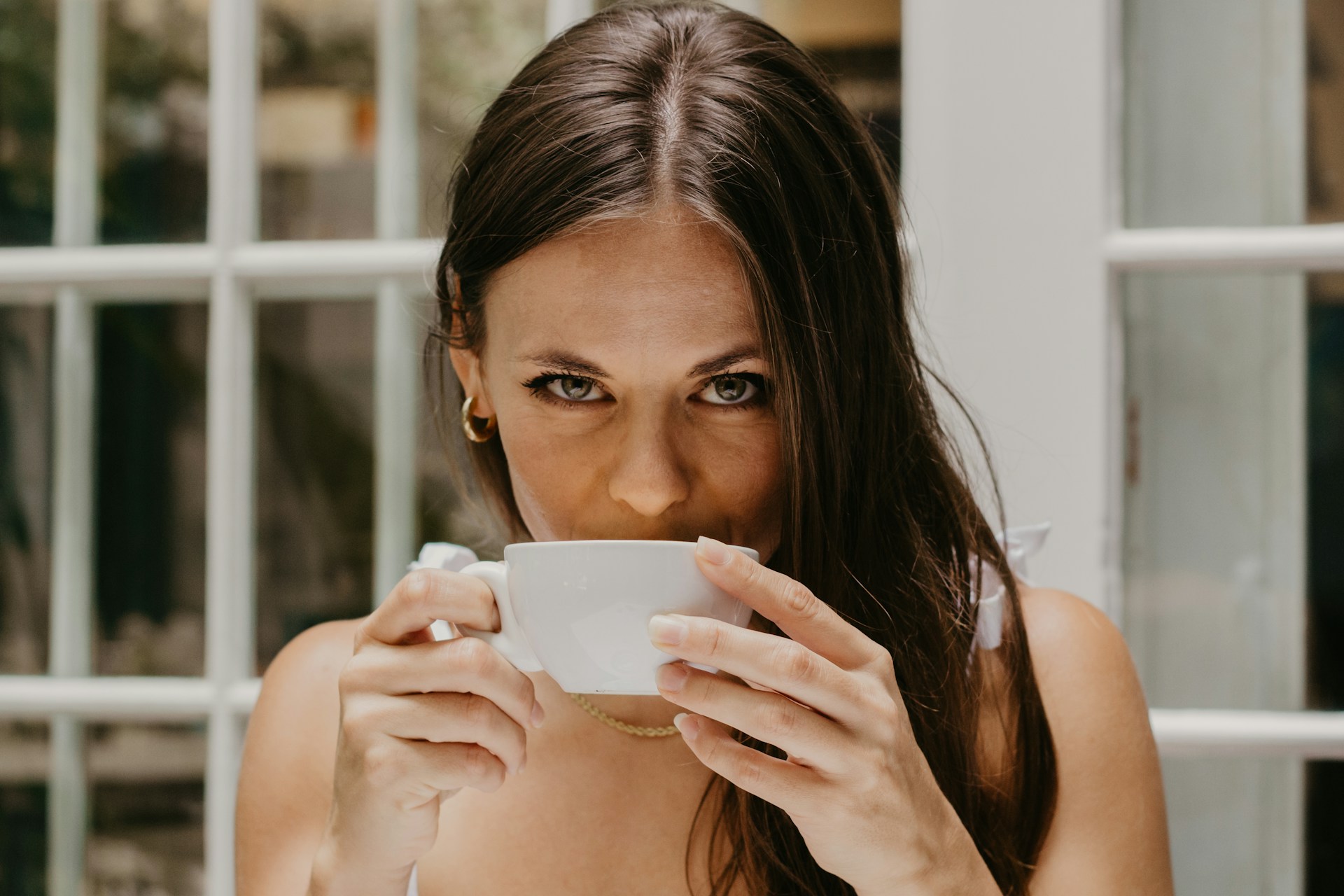 Una mujer bebiendo una taza de café | Fuente: Unsplash