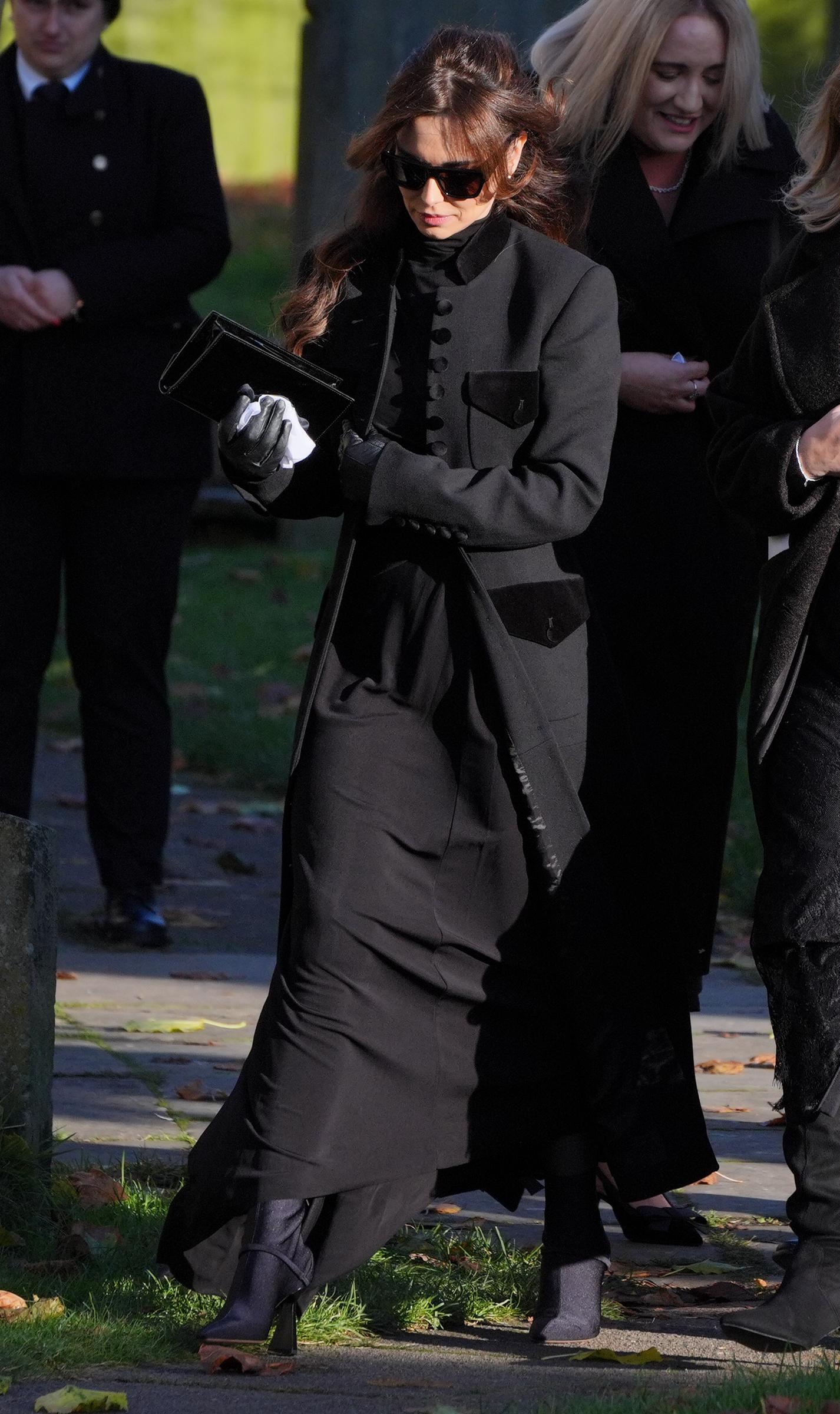 Cheryl Tweedy vista tras el servicio funerario de Liam Payne en la Iglesia de Santa María el 20 de noviembre de 2024, en Amersham, Inglaterra | Fuente: Getty Images