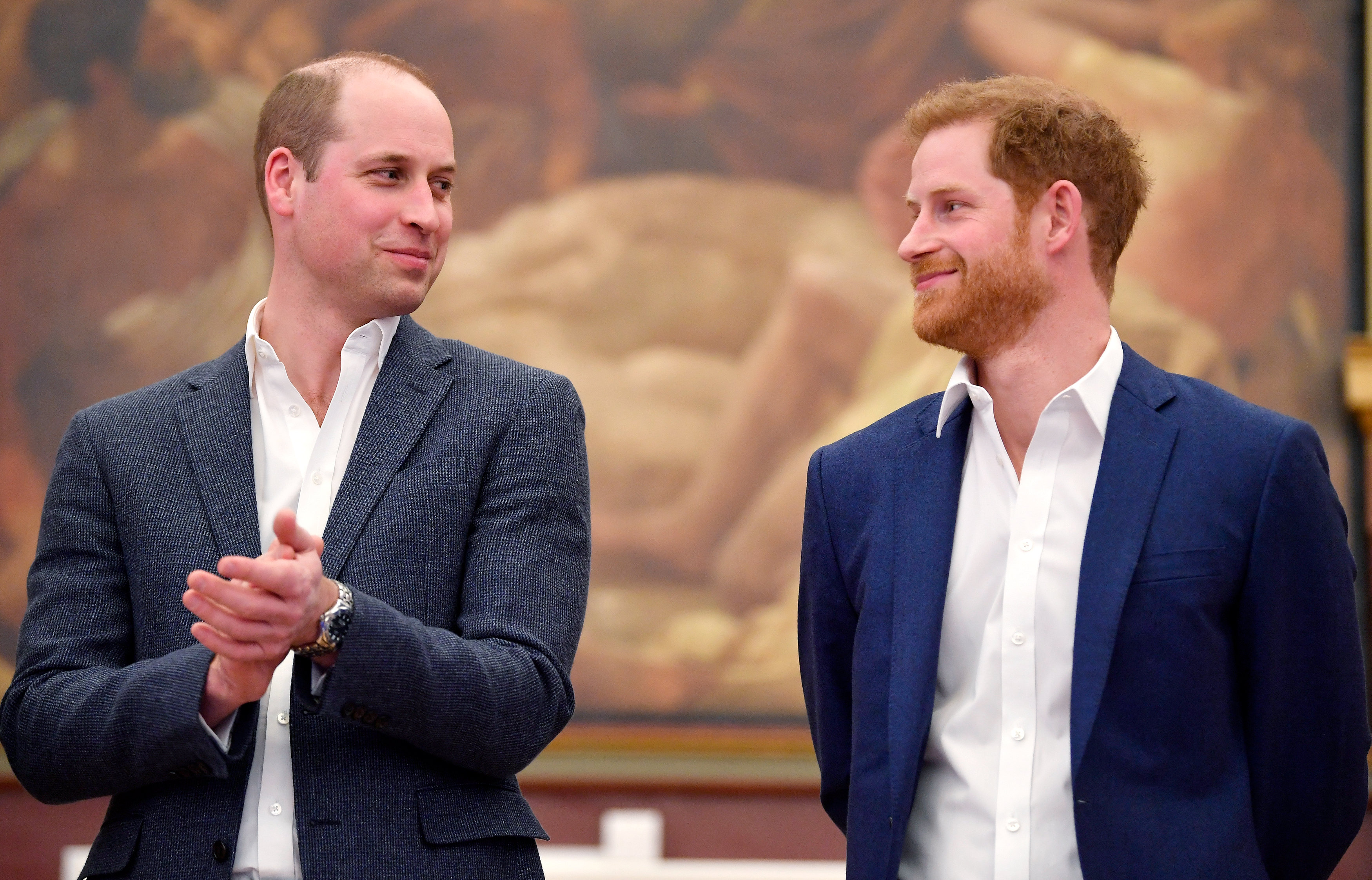 El príncipe William y el príncipe Harry asisten a la inauguración del Centro Deportivo Greenhouse el 26 de abril de 2018, en Londres, Inglaterra. | Fuente: Getty Images