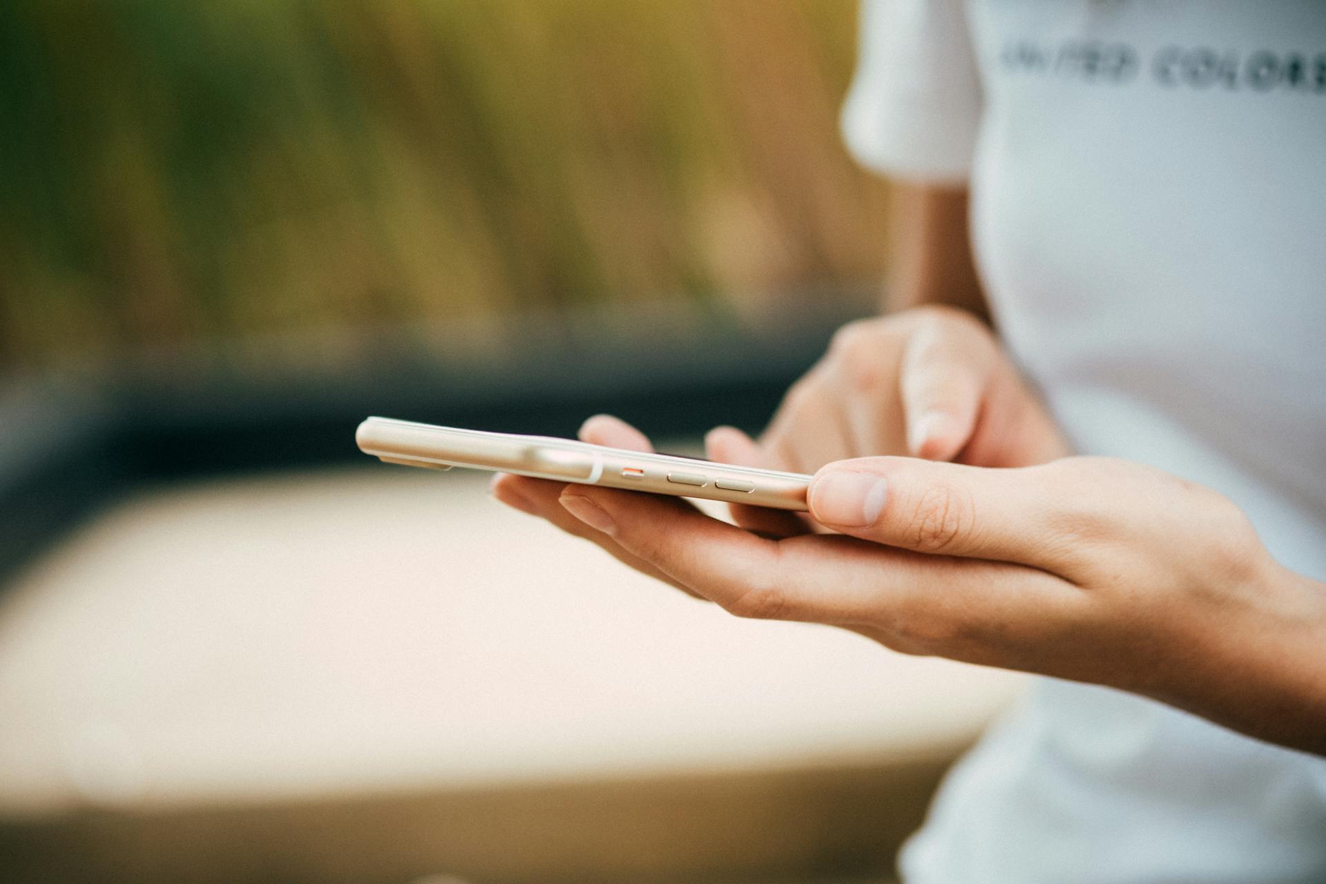 Una mujer con un teléfono en la mano | Fuente: Pexels