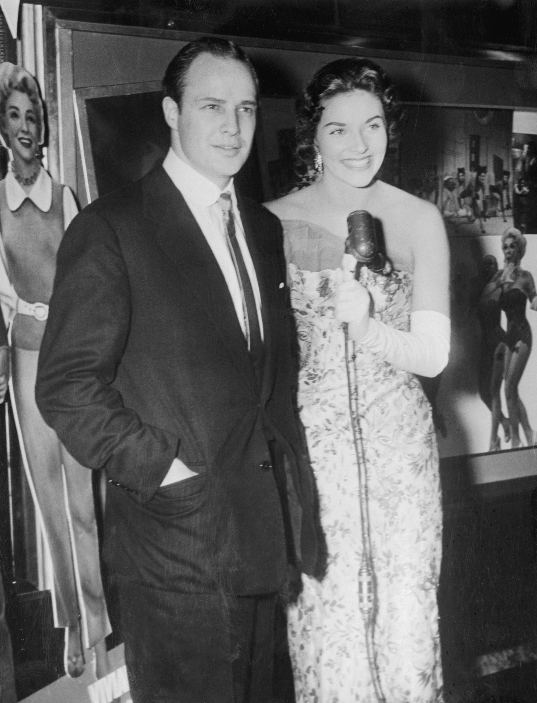 El actor Marlon Brando y la ex Miss América de 1955 fotografiados en el Capital Theater en 1955. | Fuente: Getty Images