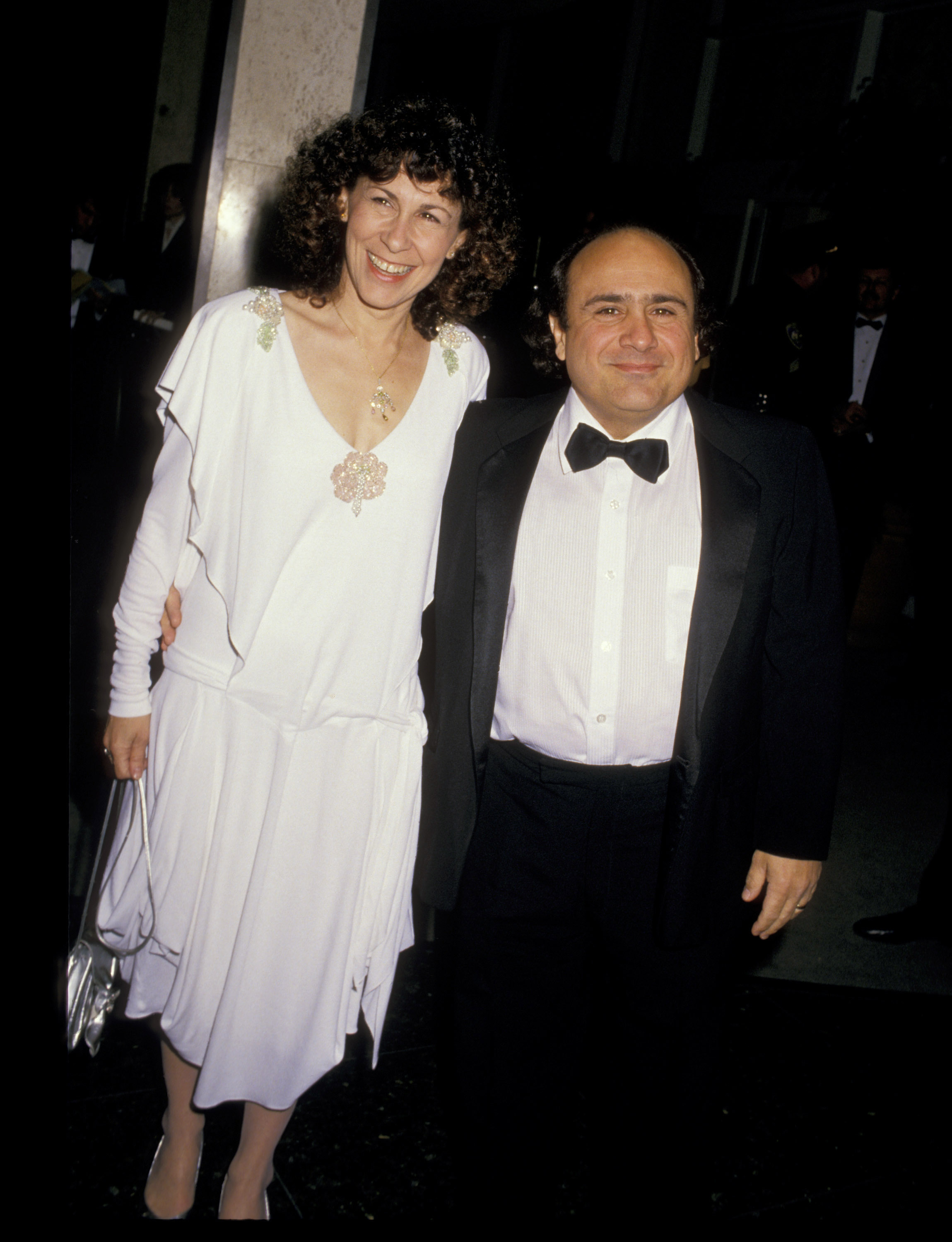 Rhea Perlman y Danny DeVito en la 45 edición de los Globos de Oro en el Beverly Hilton el 23 de enero de 1988 | Fuente: Getty Images