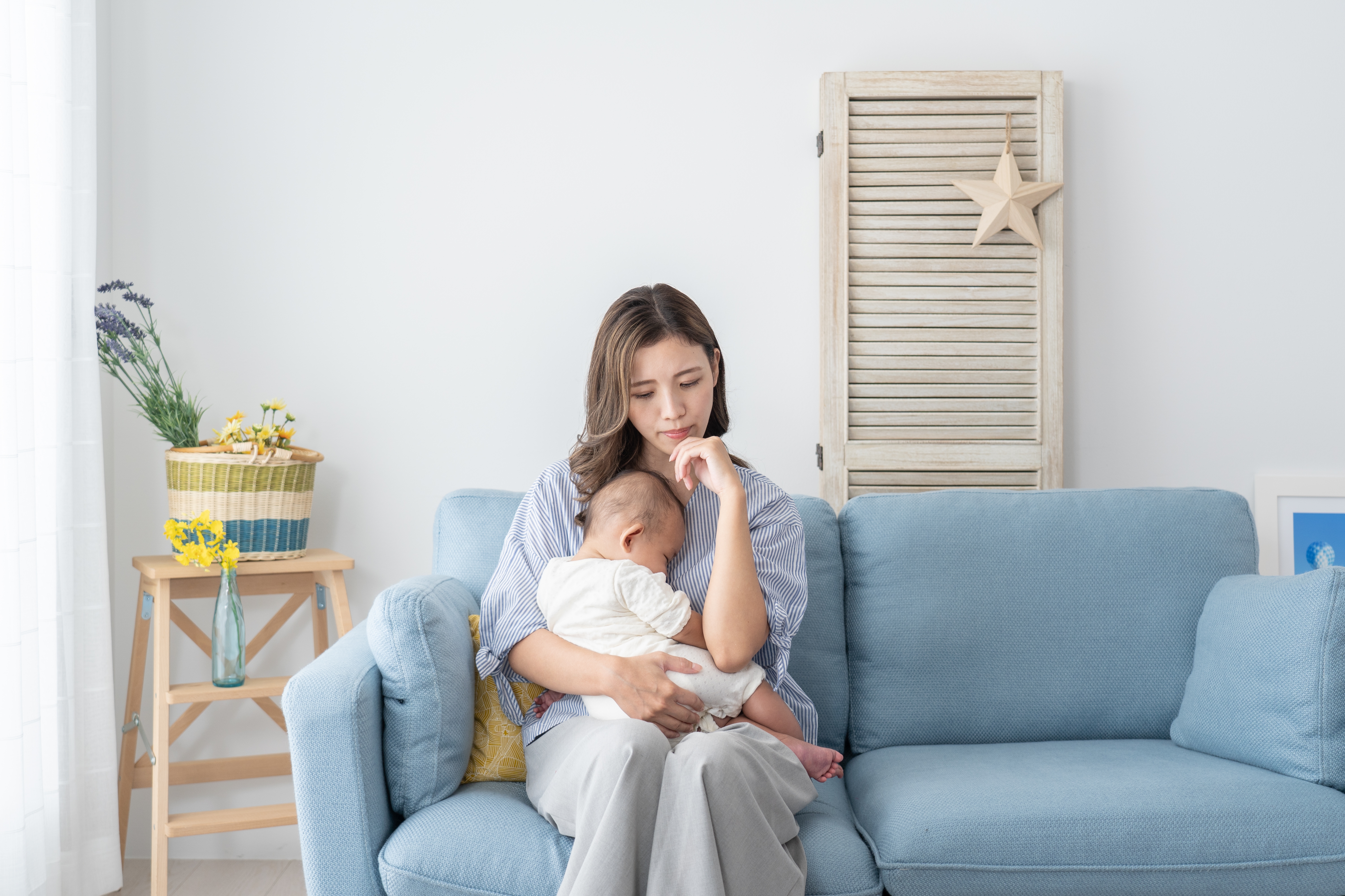 Una mujer sentada con un bebé | Foto: Shutterstock