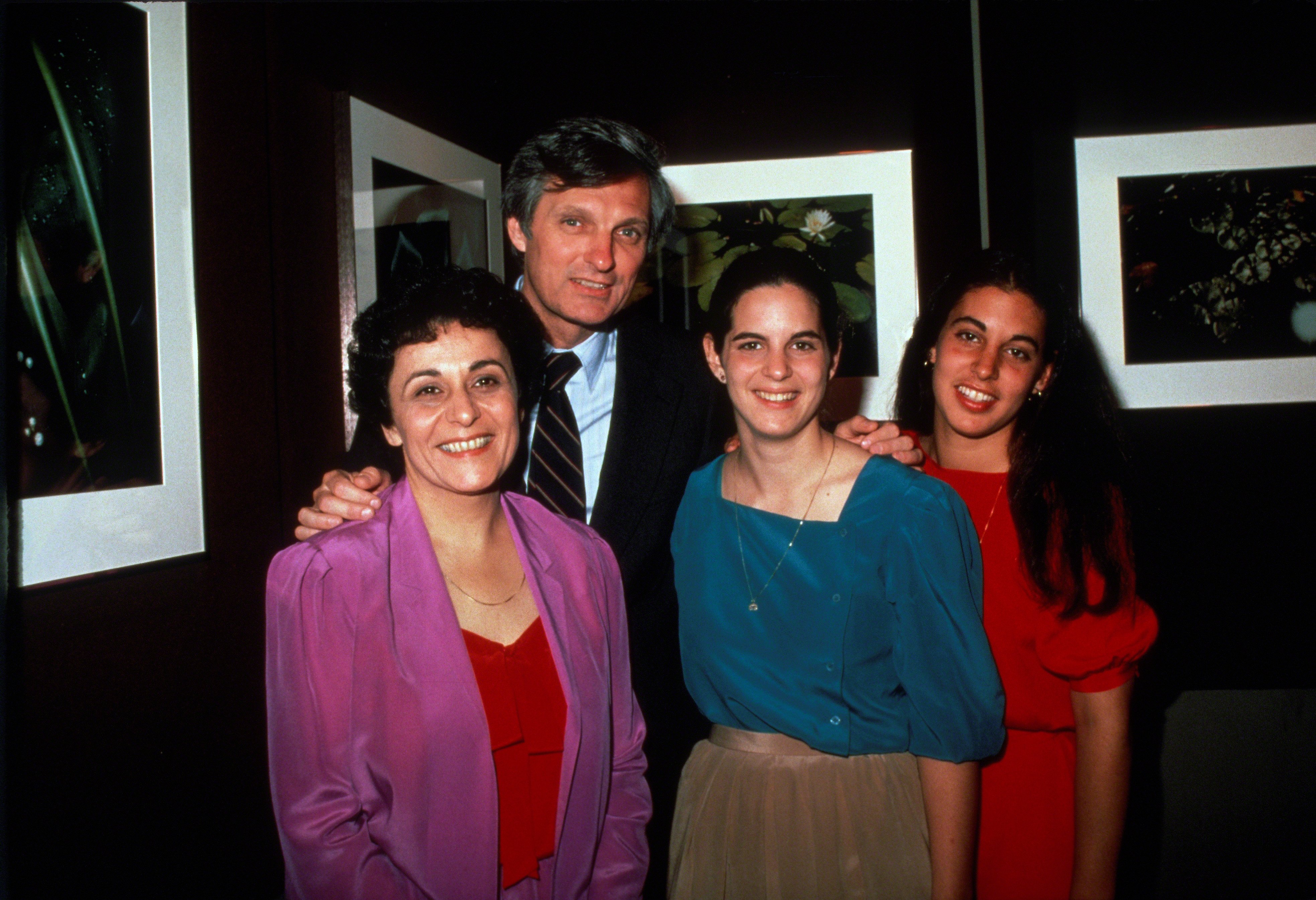 Alan Alda, su esposa Arlene Alda y sus hijas, Beatrice Alda y Eve Alda alrededor de 1981 en Nueva York. | Foto: Getty Images