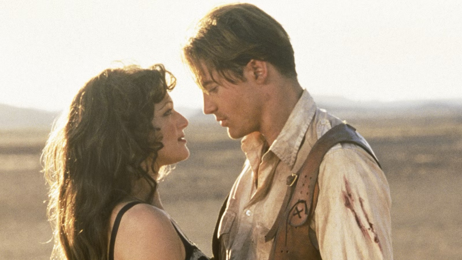 Brendan Fraser y Rachel Weisz compartiendo un momento romántico en sus papeles de Rick y Evelyn en The Mummy (1999). Su química en pantalla se convirtió en una de las favoritas de los fans, y los actores volvieron a reunirse para la saga 27 años después. | Fuente: Getty Images