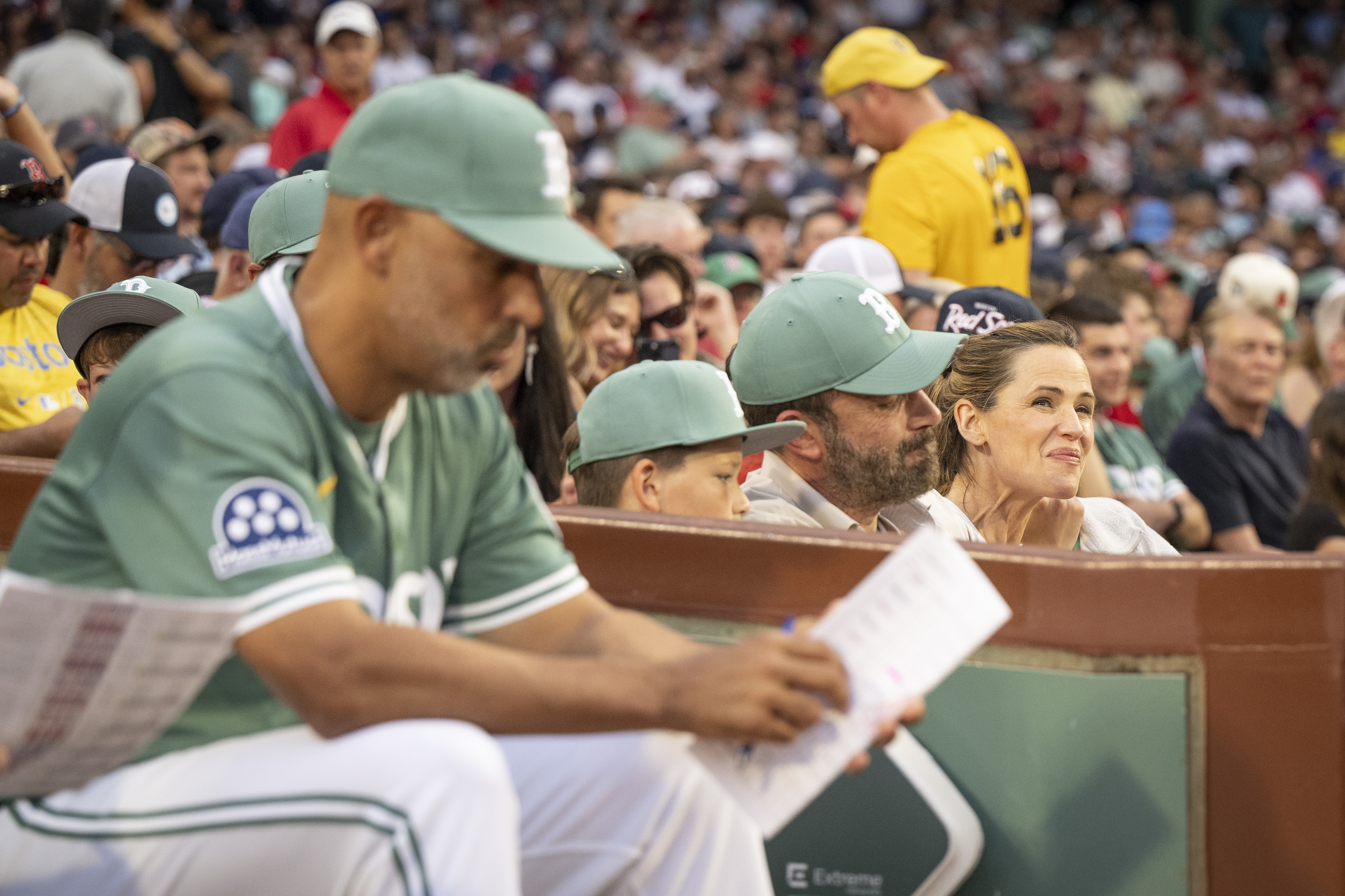 Los actores Ben Affleck y Jennifer Garner miran durante un partido entre los Tampa Bay Rays y los Boston Red Sox el 11 de julio de 2025, en el Fenway Park de Massachusetts | Fuente: Getty Images