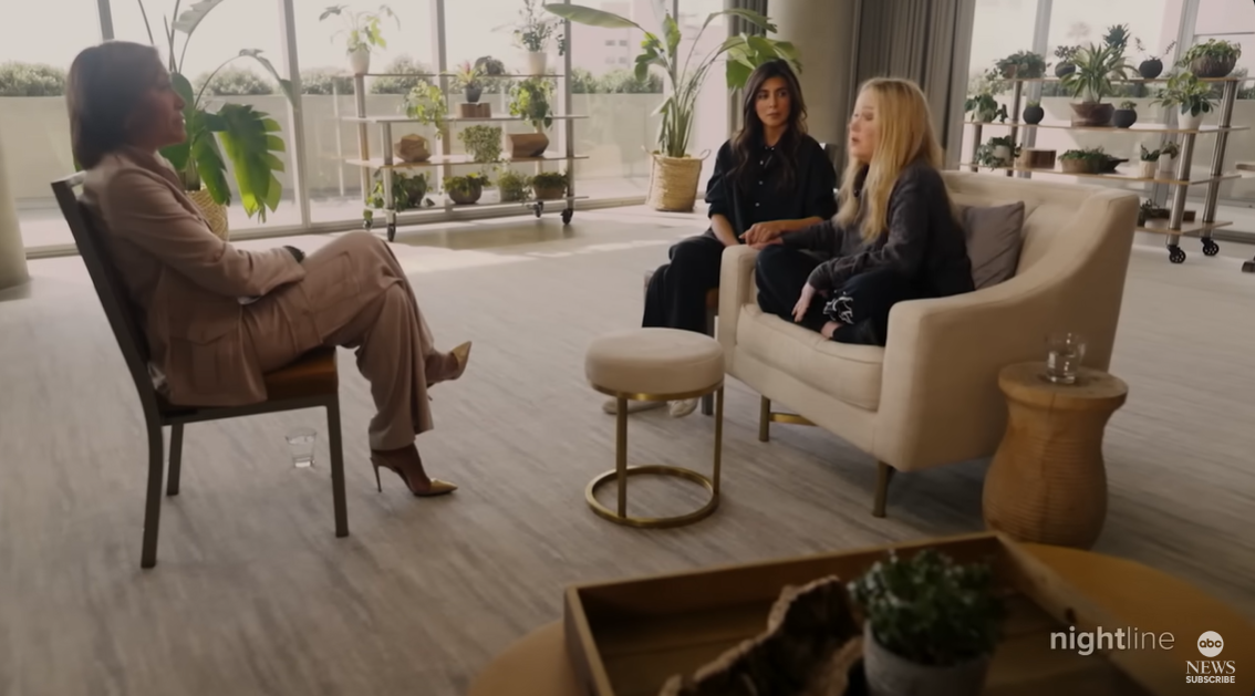 Entrevista de Robin Roberts a Christina Applegate y Jamie-Lynn Sigler en marzo de 2024. | Fuente: YouTube/ABCNews