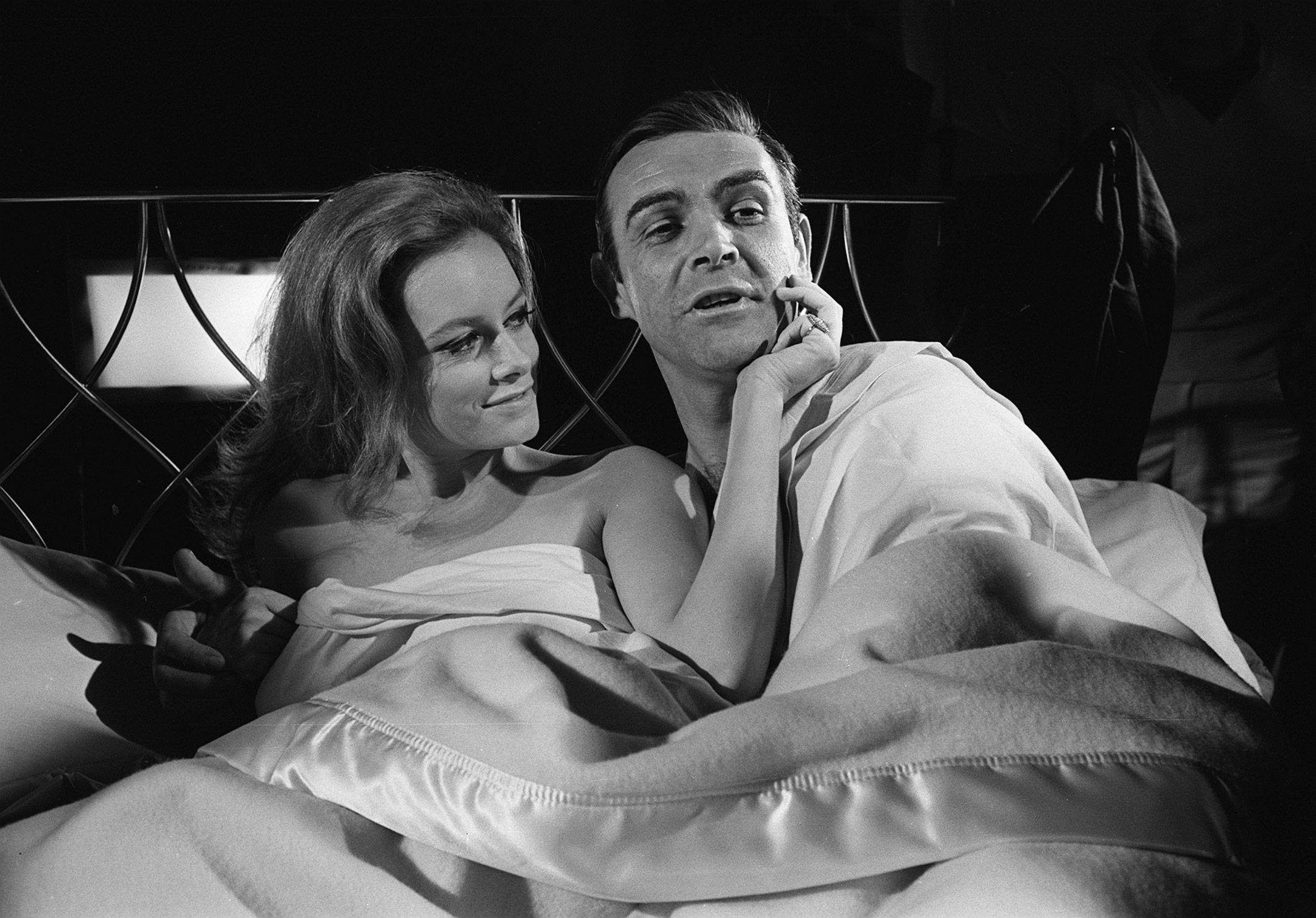 Luciana Paluzzi y Sean Connery en el plató de "Thunderball" en los estudios Pinewood en marzo de 1965. | Fuente: Getty Images