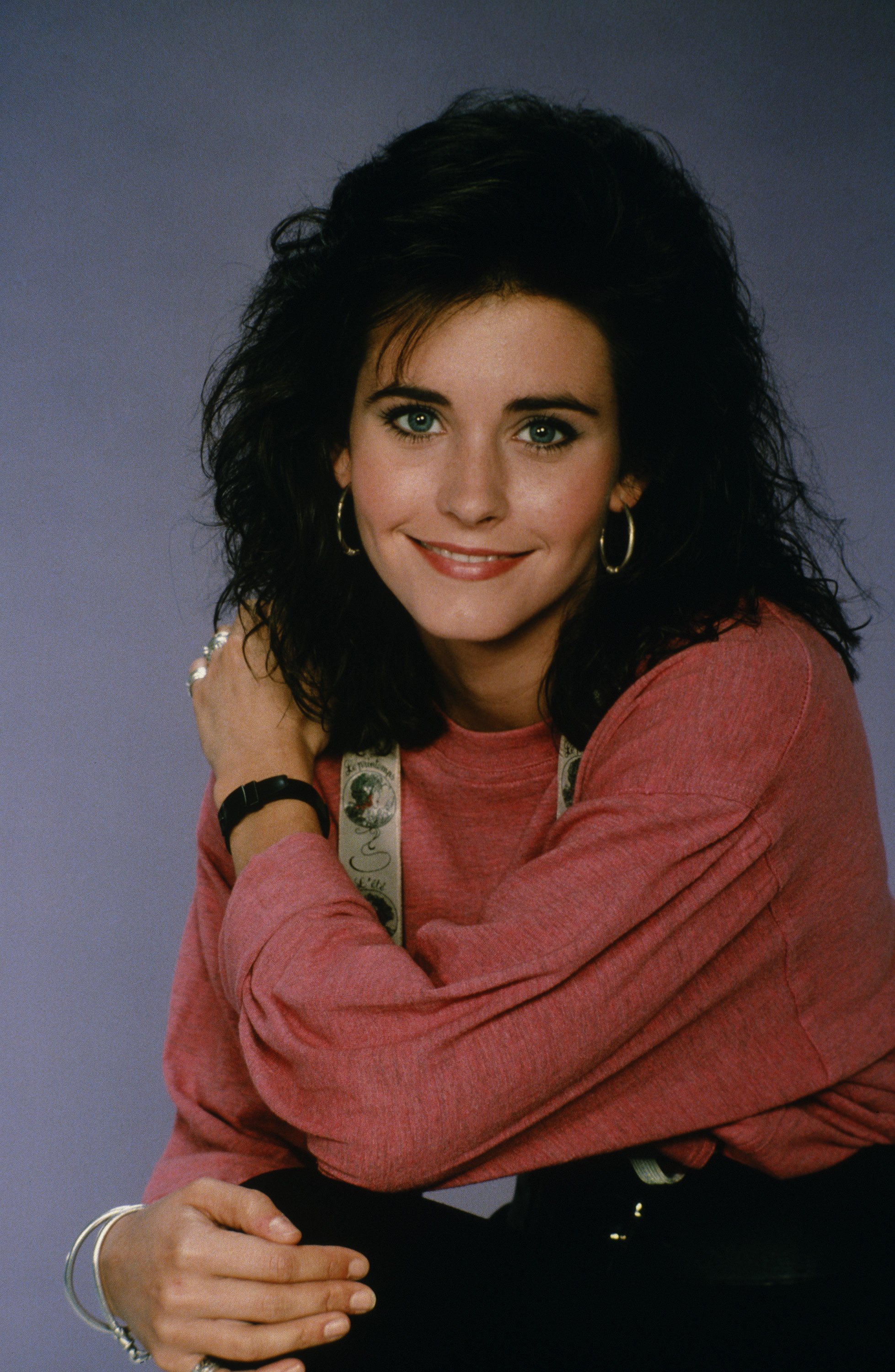 Courteney Cox durante la 6ª temporada de "Lazos de Familia" hacia 1990. | Fuente: Getty Images