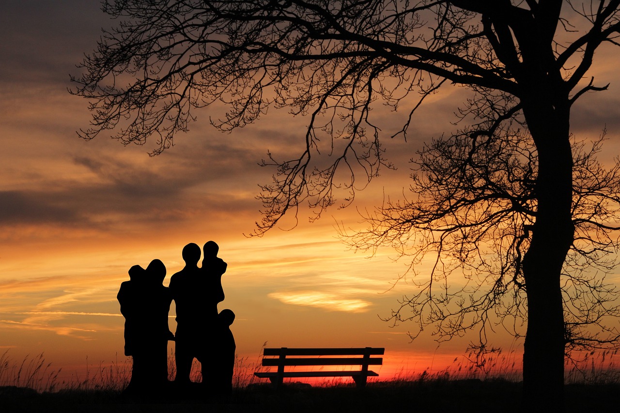 Una familia viendo la puesta de sol | Fuente: Pixabay