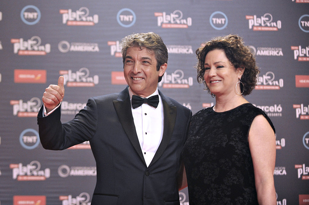 Ricardo Darín y su esposa Florencia Bas sonríen al llegar a los Premios Platino del Cine Iberoamericano en Punta del Este, Uruguay, el 24 de julio de 2016. | Fuente: Getty Images