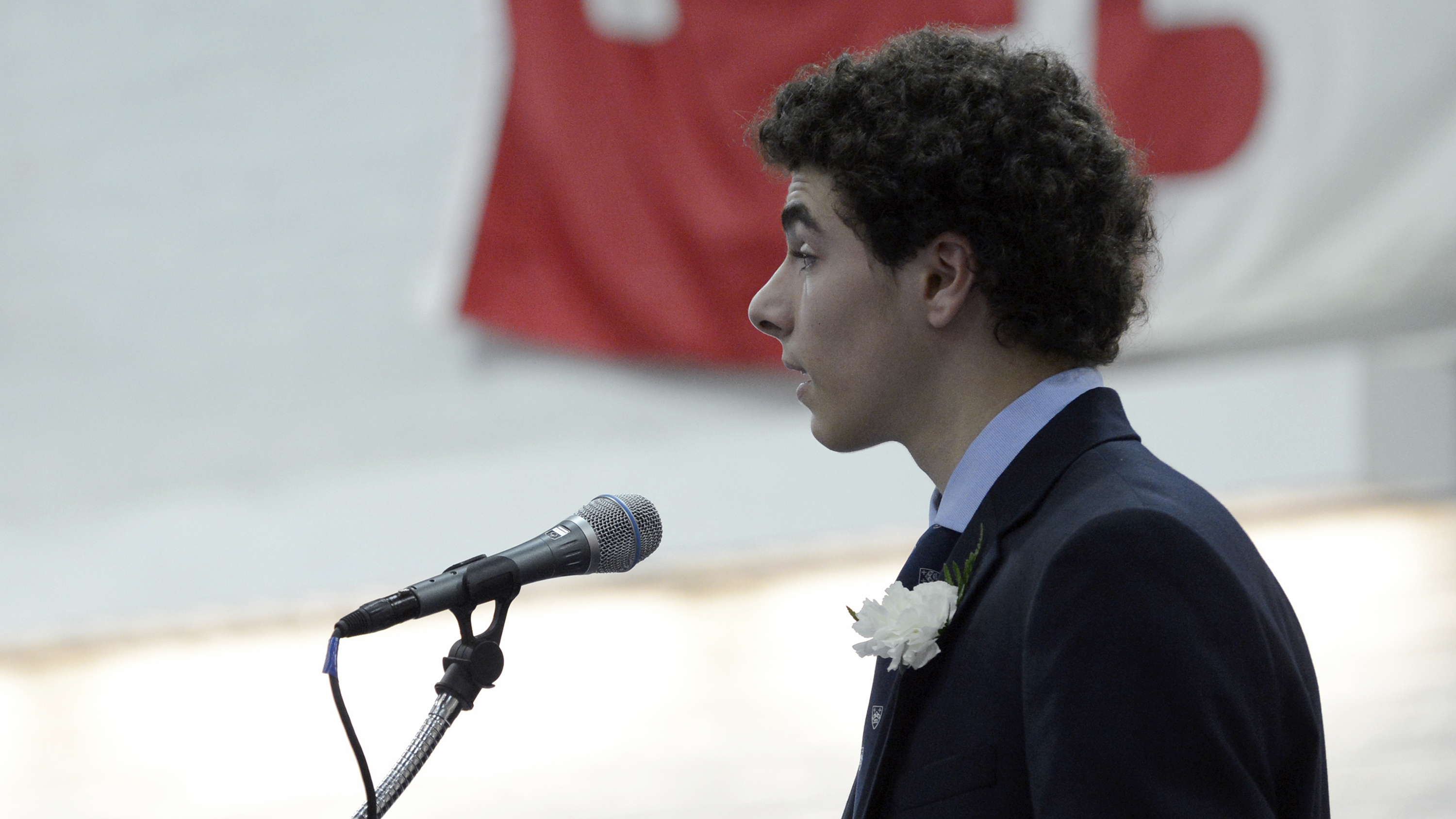 El Valedictorian Luigi Mangione da un discurso de despedida a la Clase de 2016 en la Escuela Gilman | Fuente: Getty Images