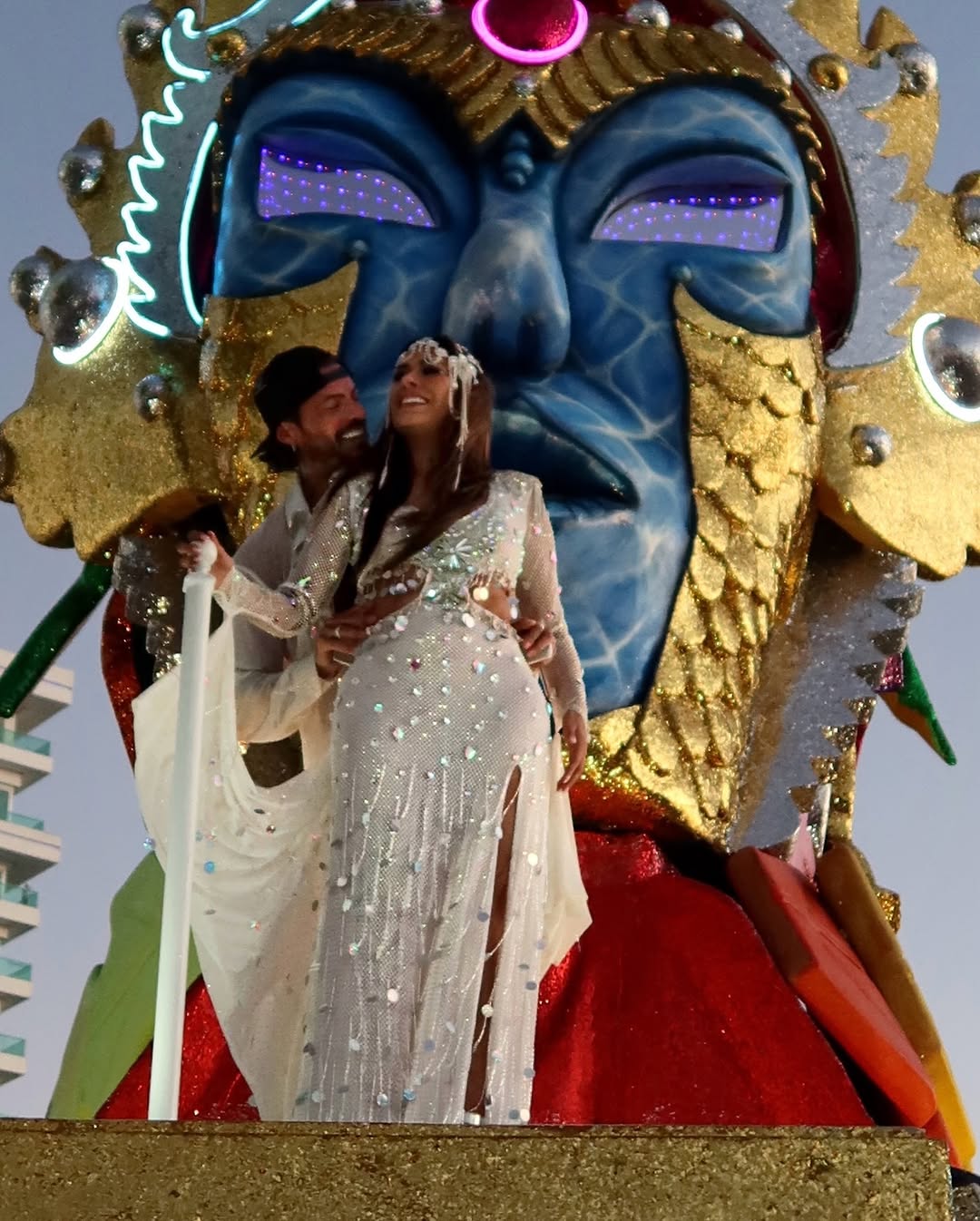 Galilea Montijo y el entrenador personal Isaac Moreno en el Carnaval de Mazatlán, México | Fuente: Instagram/galileamontijo