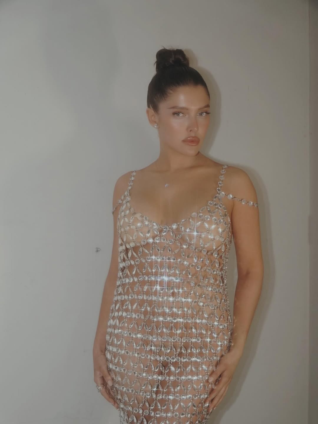 Sofía "La Reini" Gonet mostrando su look para los Martín Fierro de Streaming | Fuente: Instagram/sofiagonet