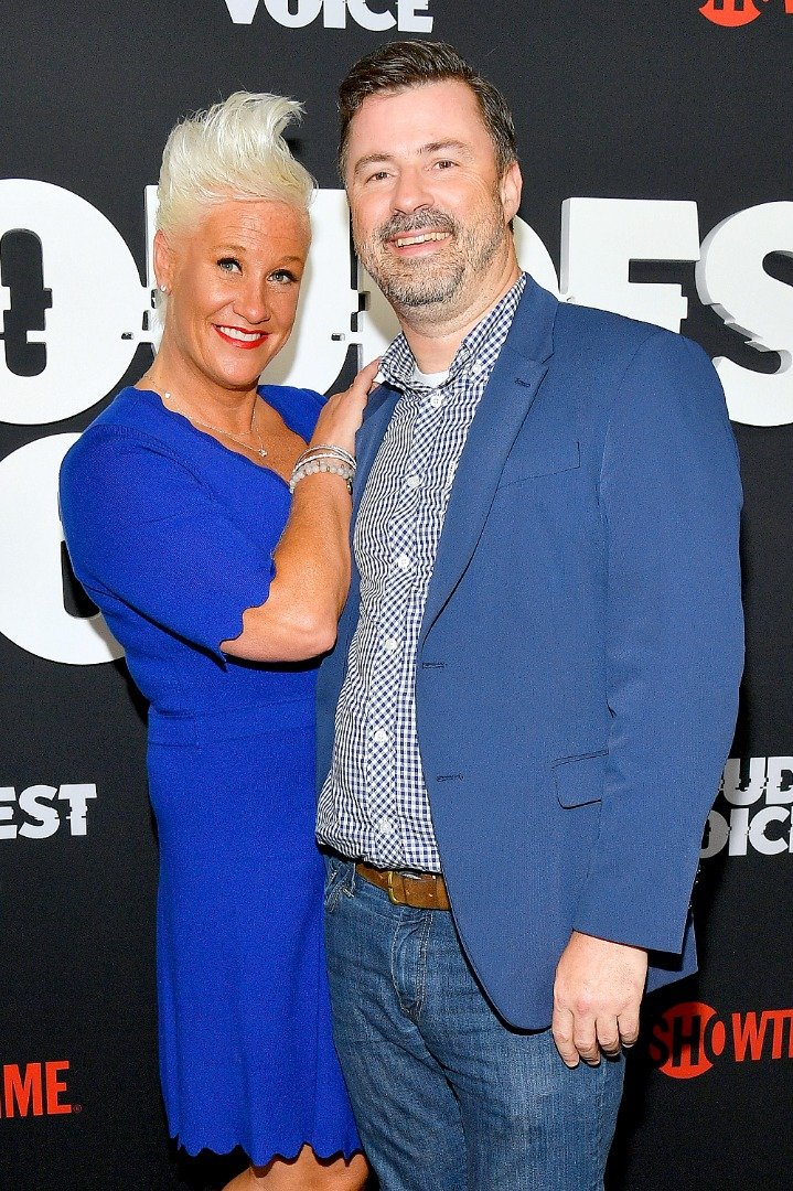 Anne Burrell y su esposo Stuart Claxton en el estreno en Nueva York de "The Loudest Voice" en el Paris Theatre el 24 de junio de 2019 en la ciudad de Nueva York. | Fuente: Getty Images