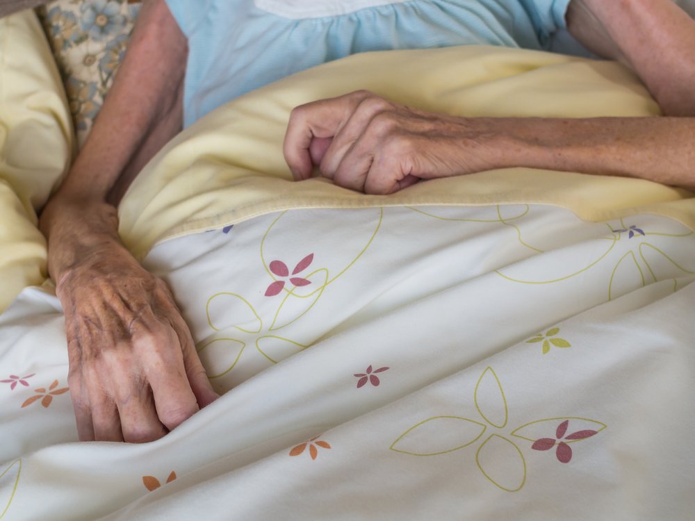 Brazos de una anciana muy delgada. | Foto: Shutterstock.