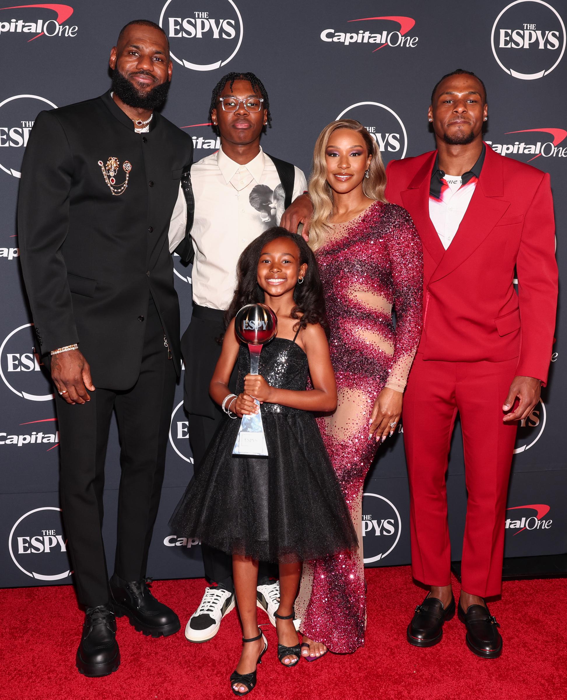 LeBron, Bryce, Zhuri, Savannah y Bronny James en los ESPYS el 12 de julio de 2023, en Los Ángeles, California | Fuente: Getty Images