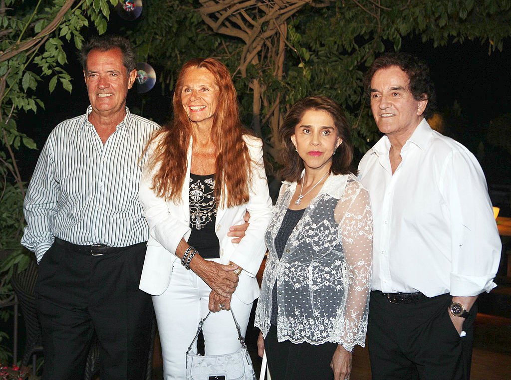 Ramón Arcusa y Manuel de la Calva junto a sus esposas el 3 de agosto de 2011 en Gerona, España. | Foto: Getty Images