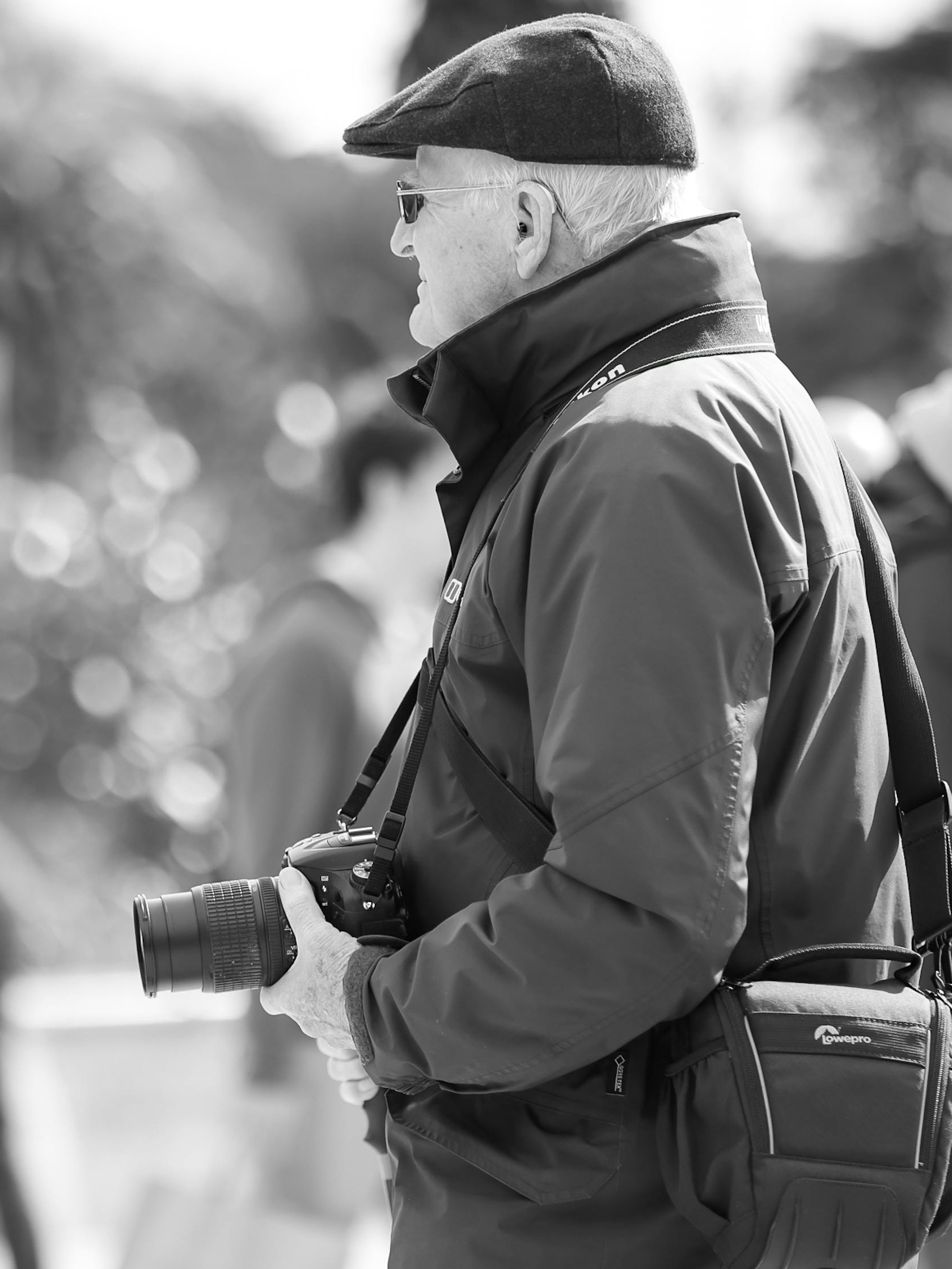 Harold dando rienda suelta a su pasión por la fotografía | Fuente: Pexels