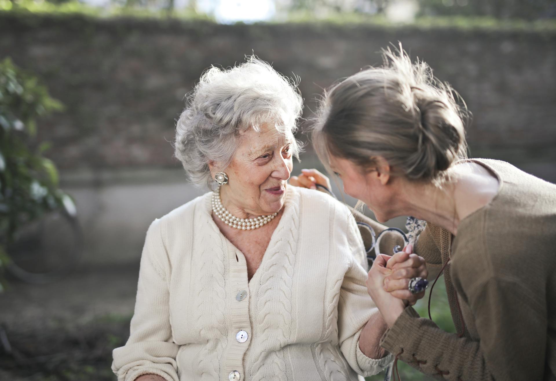 Una mujer mayor sonriente con una mujer más joven | Fuente: Pexels