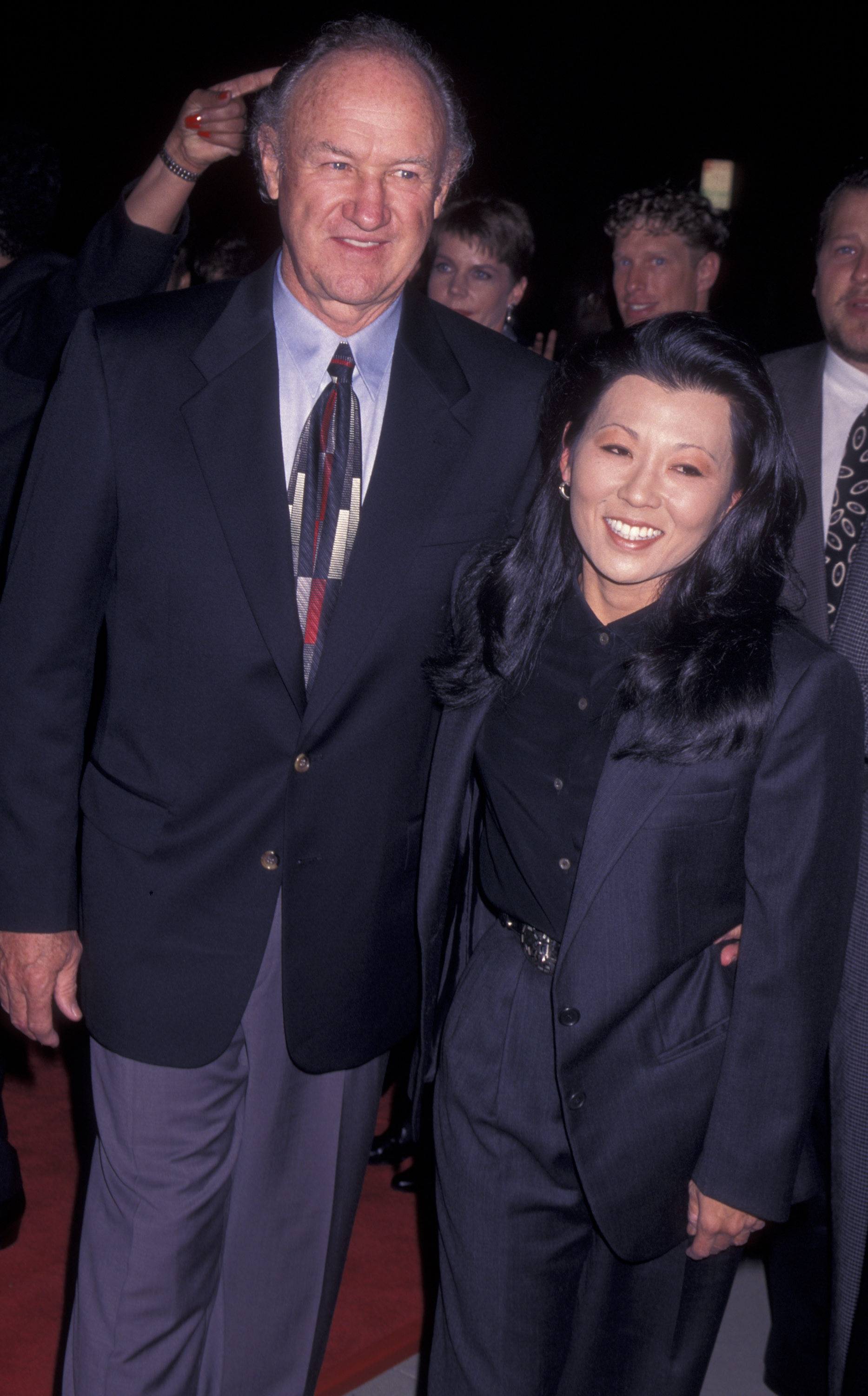El actor Gene Hackman y su esposa Betsy Hackman asisten al estreno de "The Chamber" el 2 de octubre de 1996, en el Academy Theater de Beverly Hills, California. | Foto: Getty Images