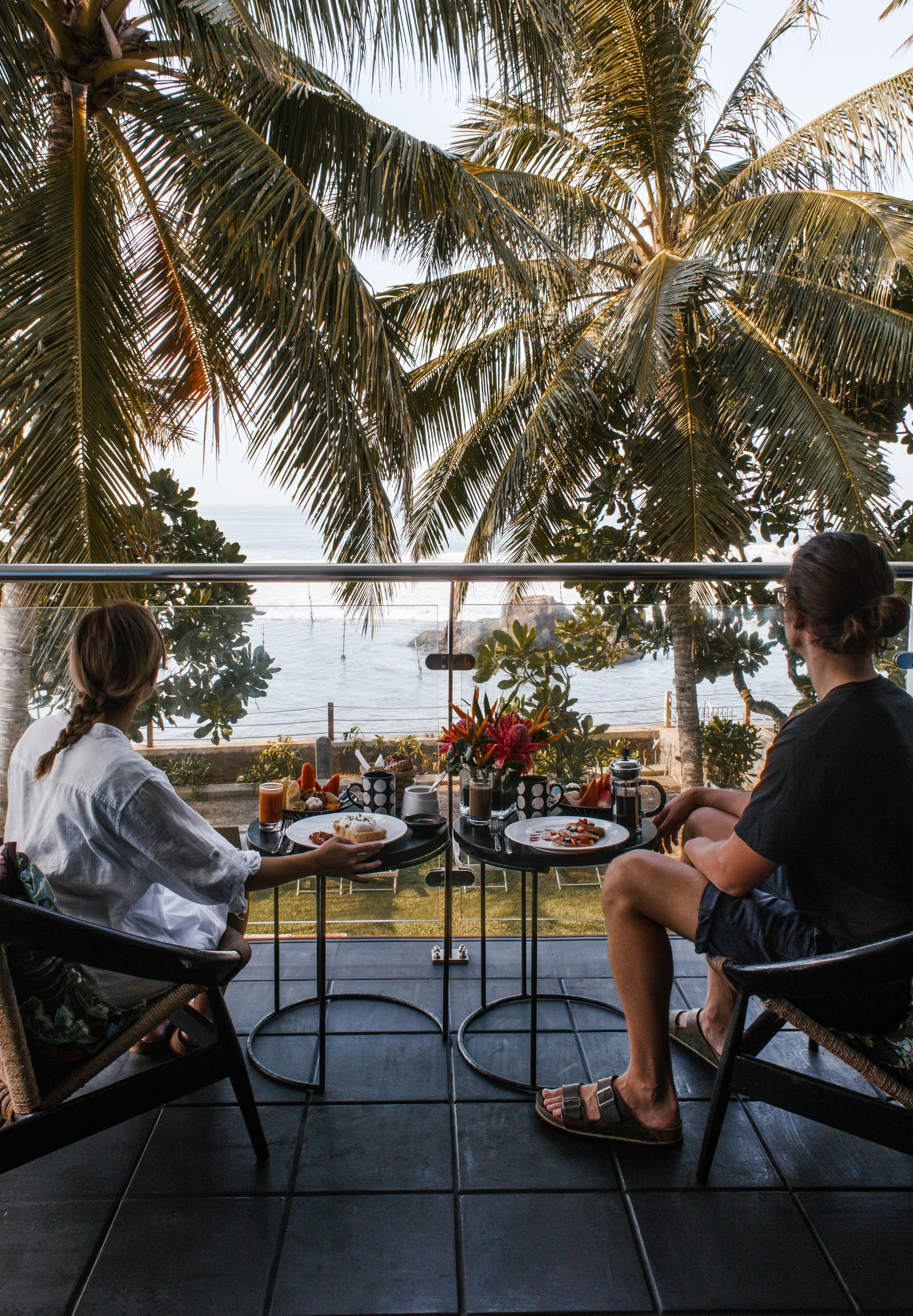 Un hombre y una mujer disfrutan de las vistas y de una comida durante una escapada romántica | Fuente: Pexels