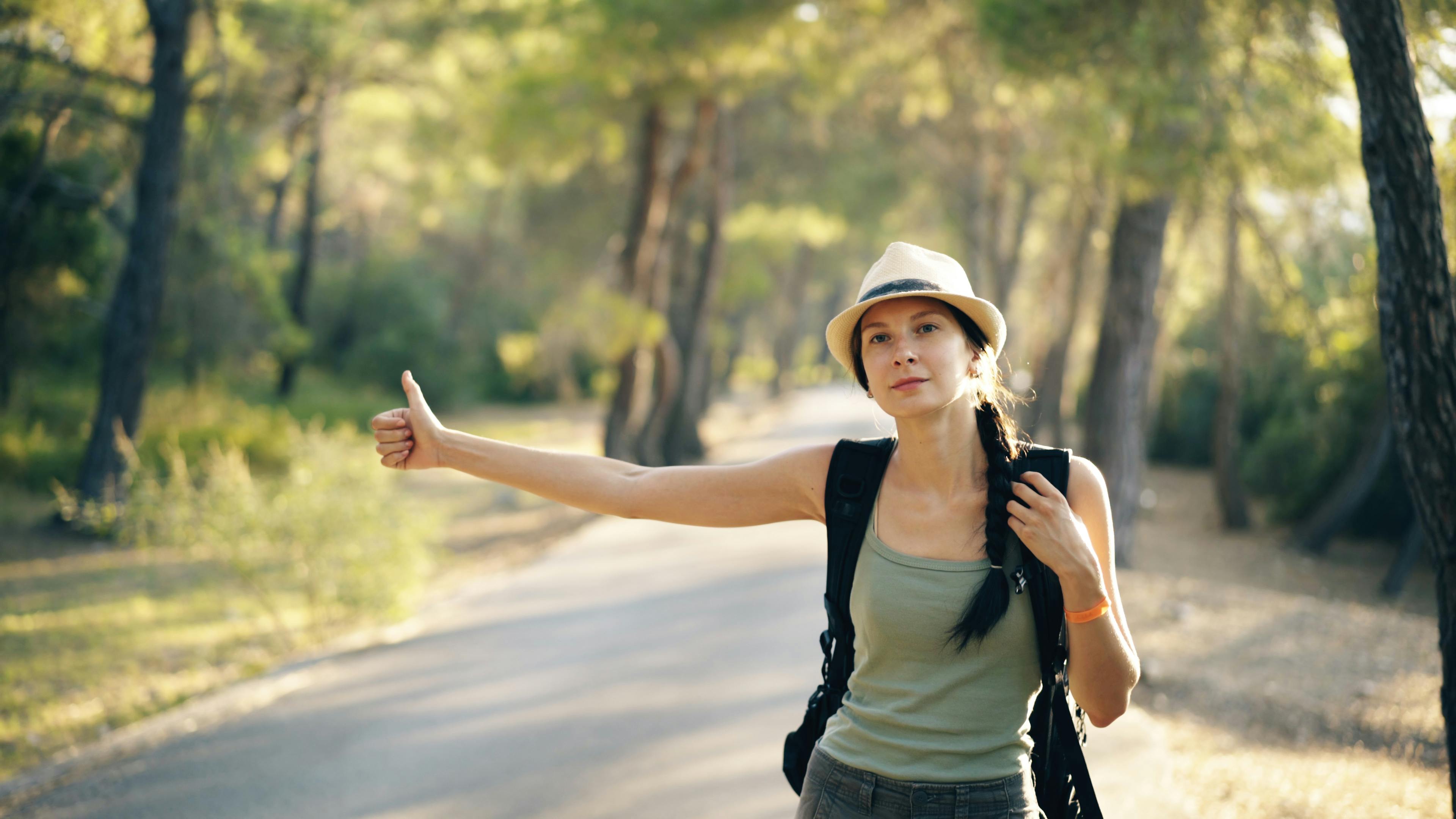 Una mujer haciendo autostop | Fuente: Pexels