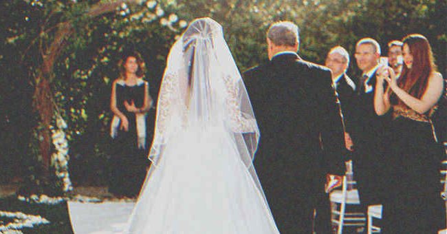 Un hombre acompañando a una novia al altar en su boda | Fuente: Shutterstock