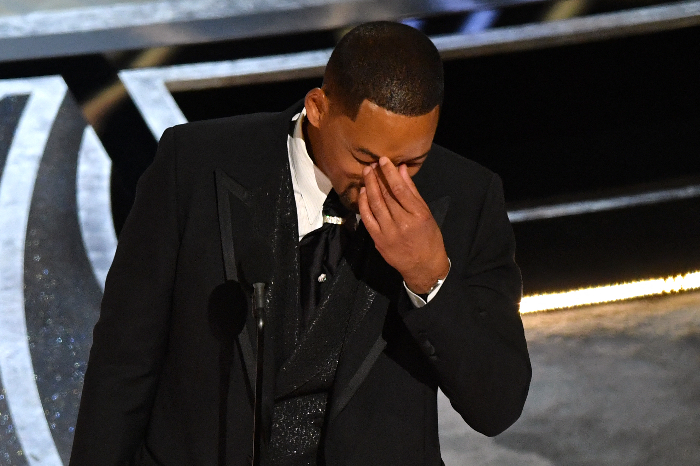 El actor estadounidense Will Smith acepta el premio al Mejor Actor en un Papel Protagónico por "King Richard" en el escenario durante la 94.ª edición de los Oscar en el Dolby Theatre de Hollywood, California, el 27 de marzo de 2022 | Fuente: Getty Images