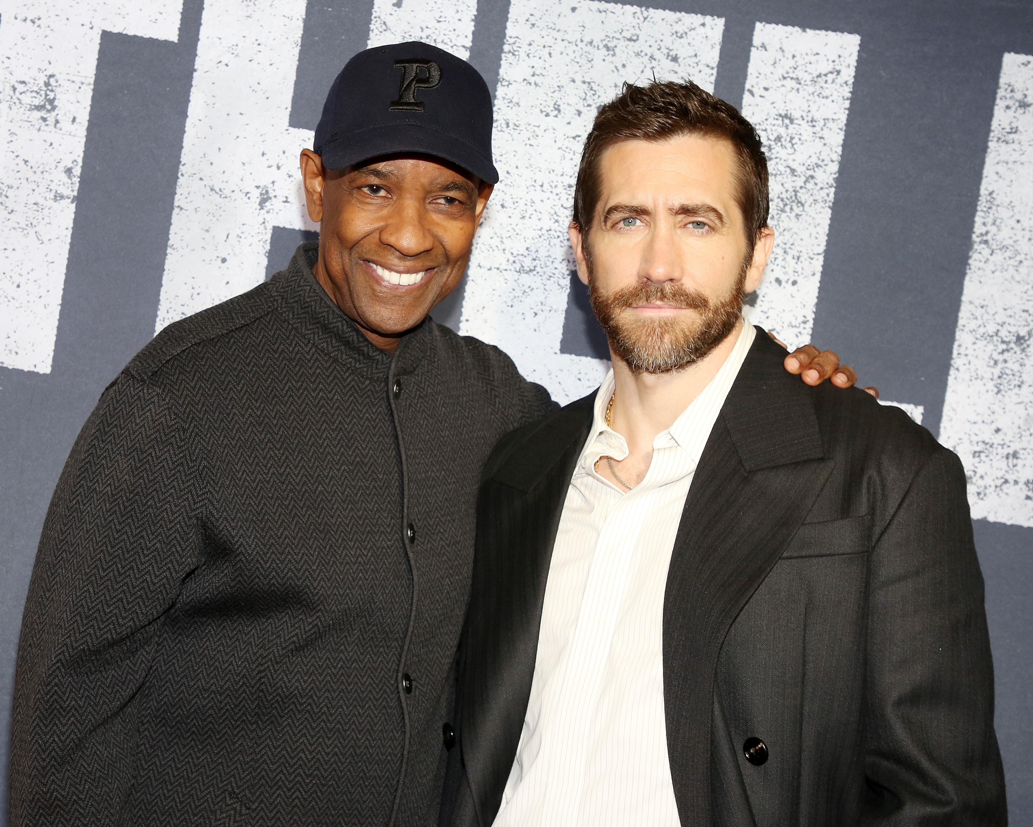 Denzel Washington y Jake Gyllenhaal posan durante una sesión de fotos para "Othello" en Broadway el 10 de febrero de 2025, en la ciudad de Nueva York | Fuente: Getty Images