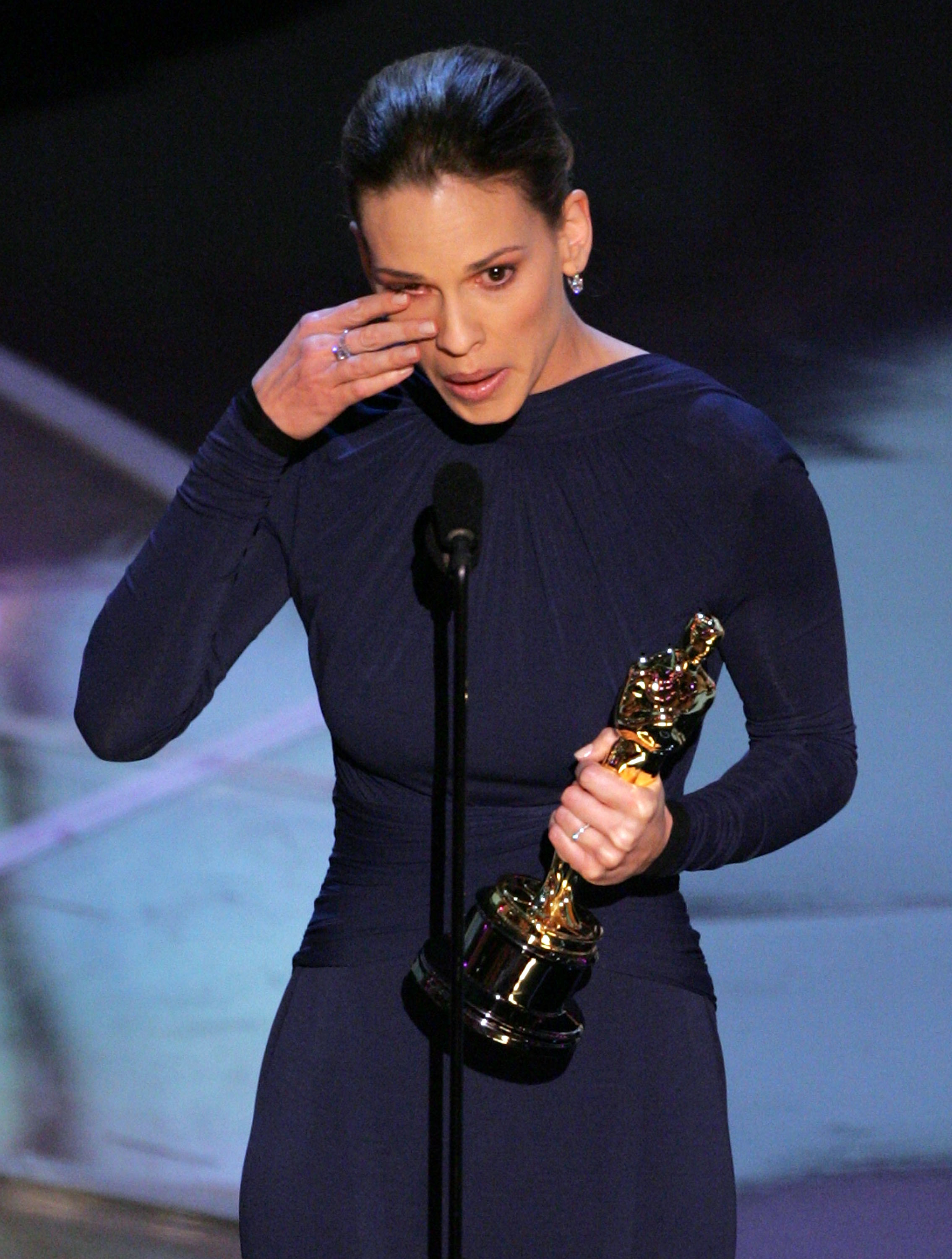 Hilary Swank recogiendo su premio en la edición 77 de los Oscar en 2005 en Hollywood | Foto: Getty Images