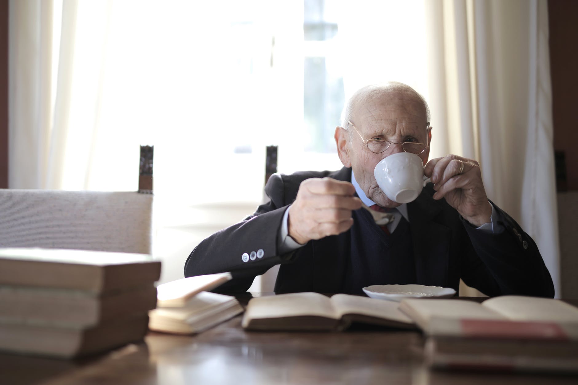 Hombre mayor tomando café. | Foto: Pexels