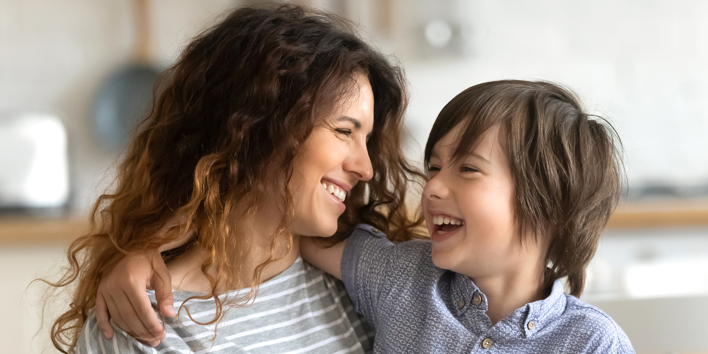 Una mujer y un niño sonrientes | Fuente: Shutterstock