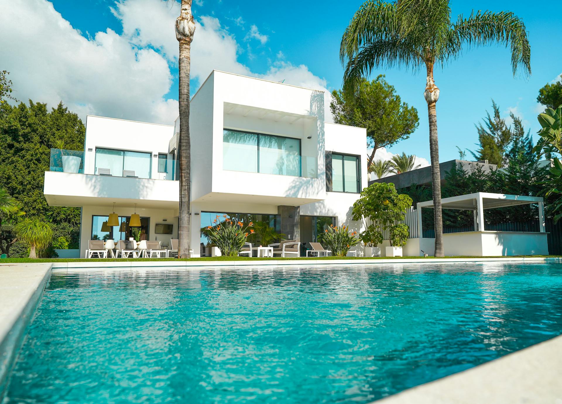 Un chalet moderno con piscina y jardín soleado | Fuente: Pexels