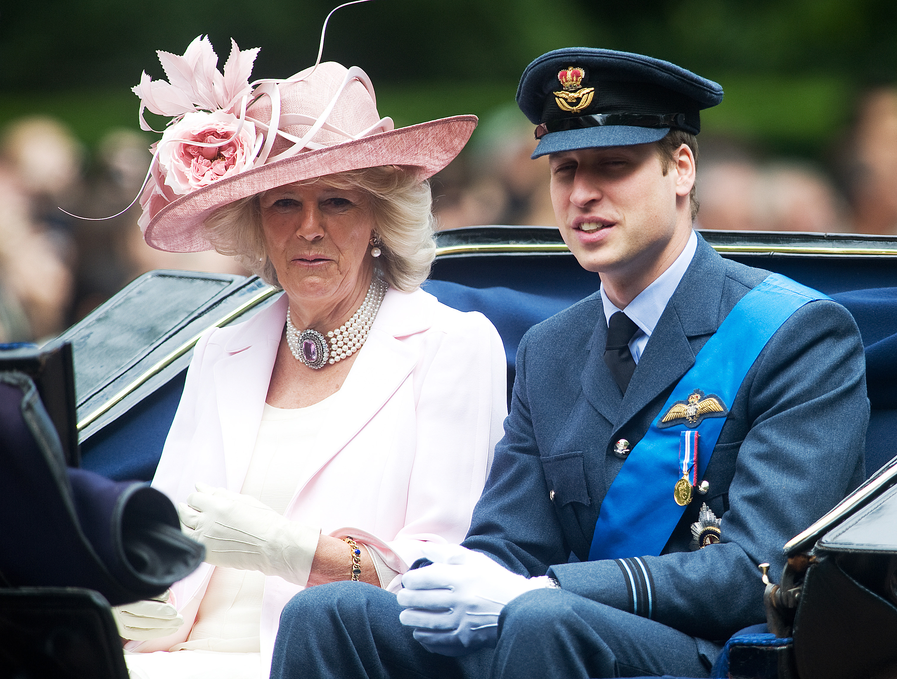 Camilla, duquesa de Cornualles, y el príncipe William asisten a la ceremonia Trooping the Colour en Londres, Inglaterra, el 12 de junio de 2010 | Fuente: Getty Images