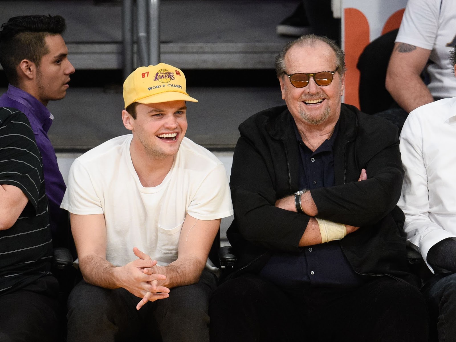 Jack y Ray Nicholson en un partido de baloncesto en el Staples Center el 6 de marzo de 2016, en Los Ángeles, California | Fuente: Getty Images