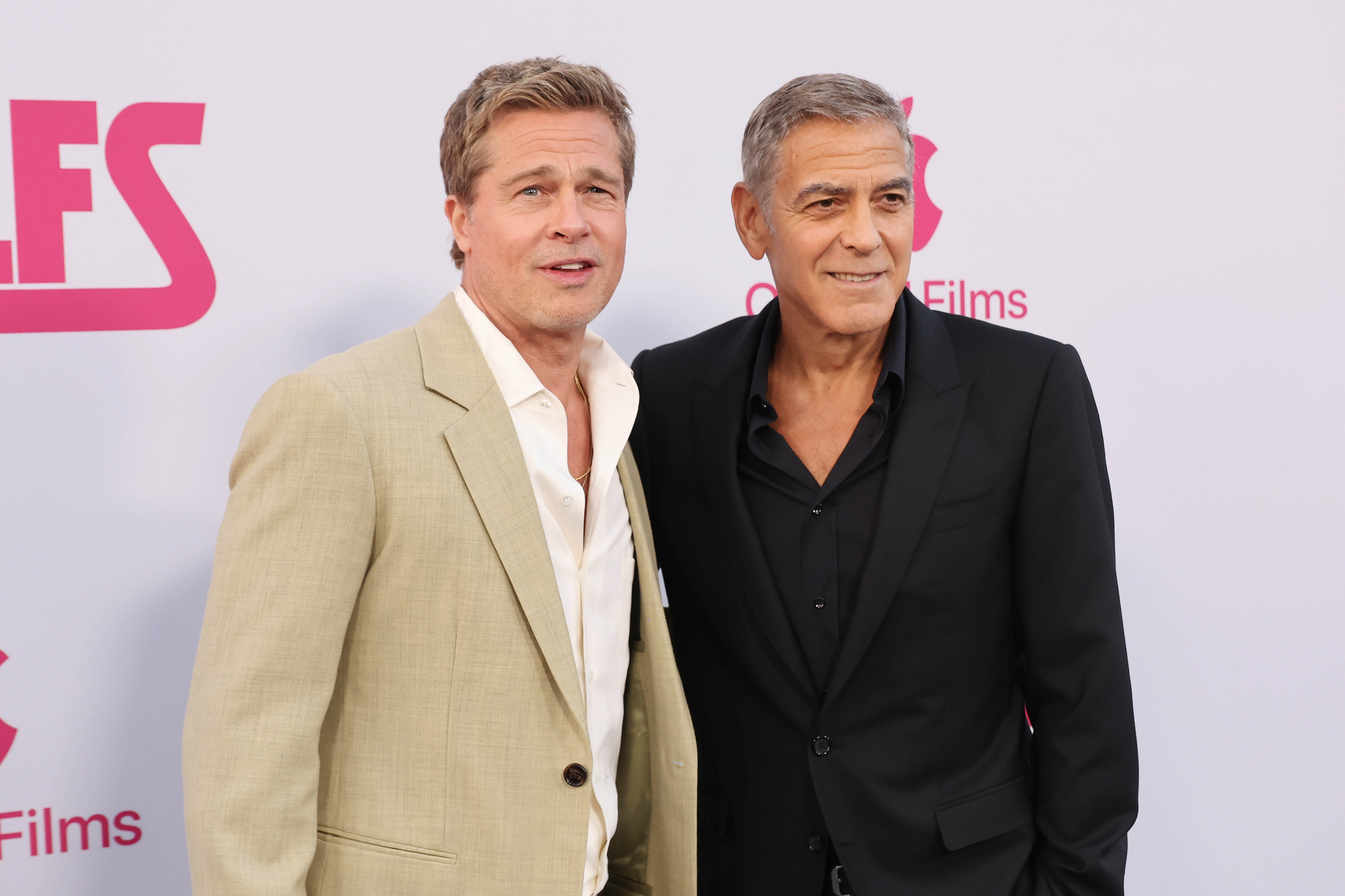 Brad Pitt y George Clooney asisten al estreno en Los Ángeles de la película original de Apple "Wolfs" en el Teatro Chino TCL el 18 de septiembre de 2024 en Hollywood, California | Fuente: Getty Images