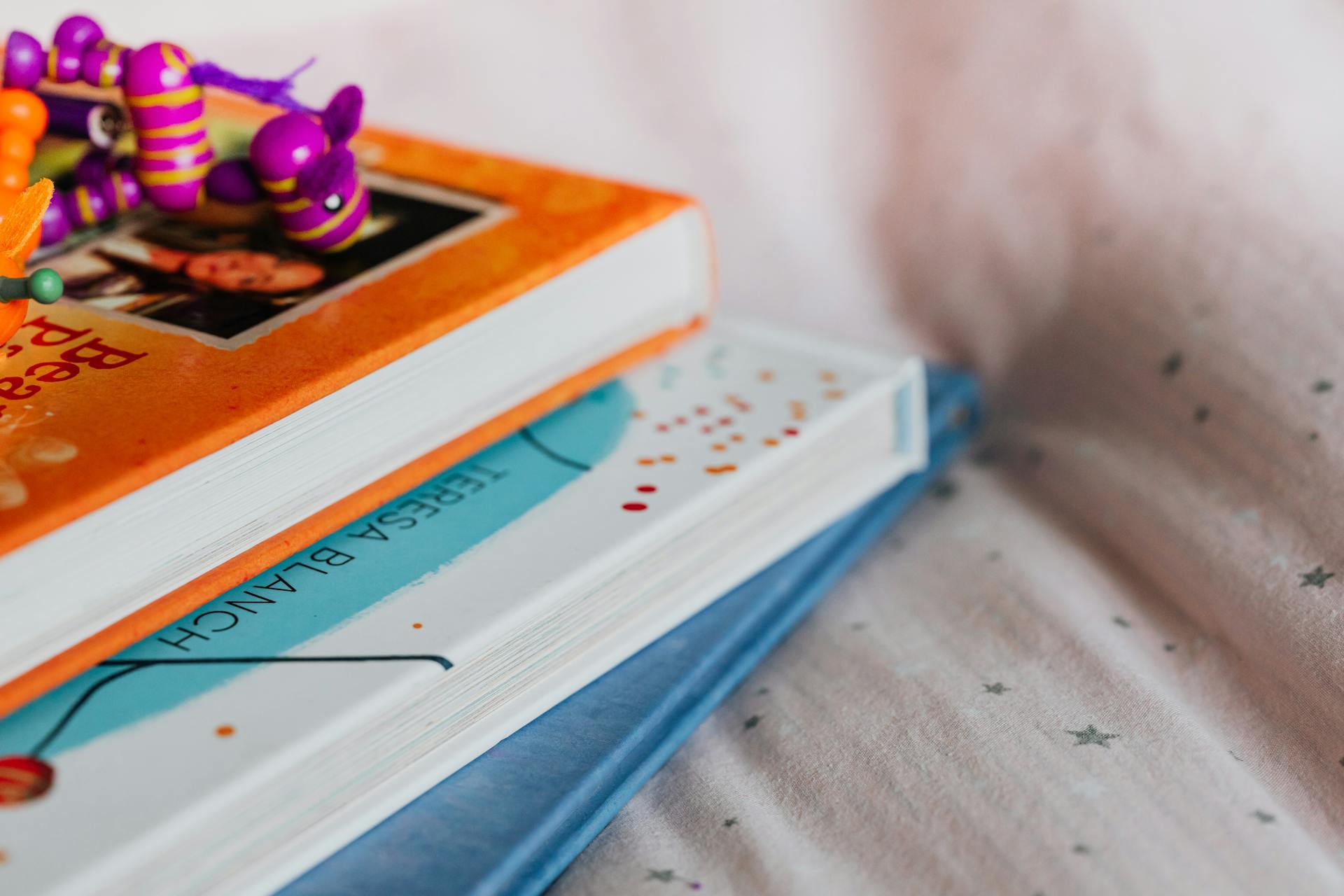 Una pila de libros infantiles | Fuente: Pexels