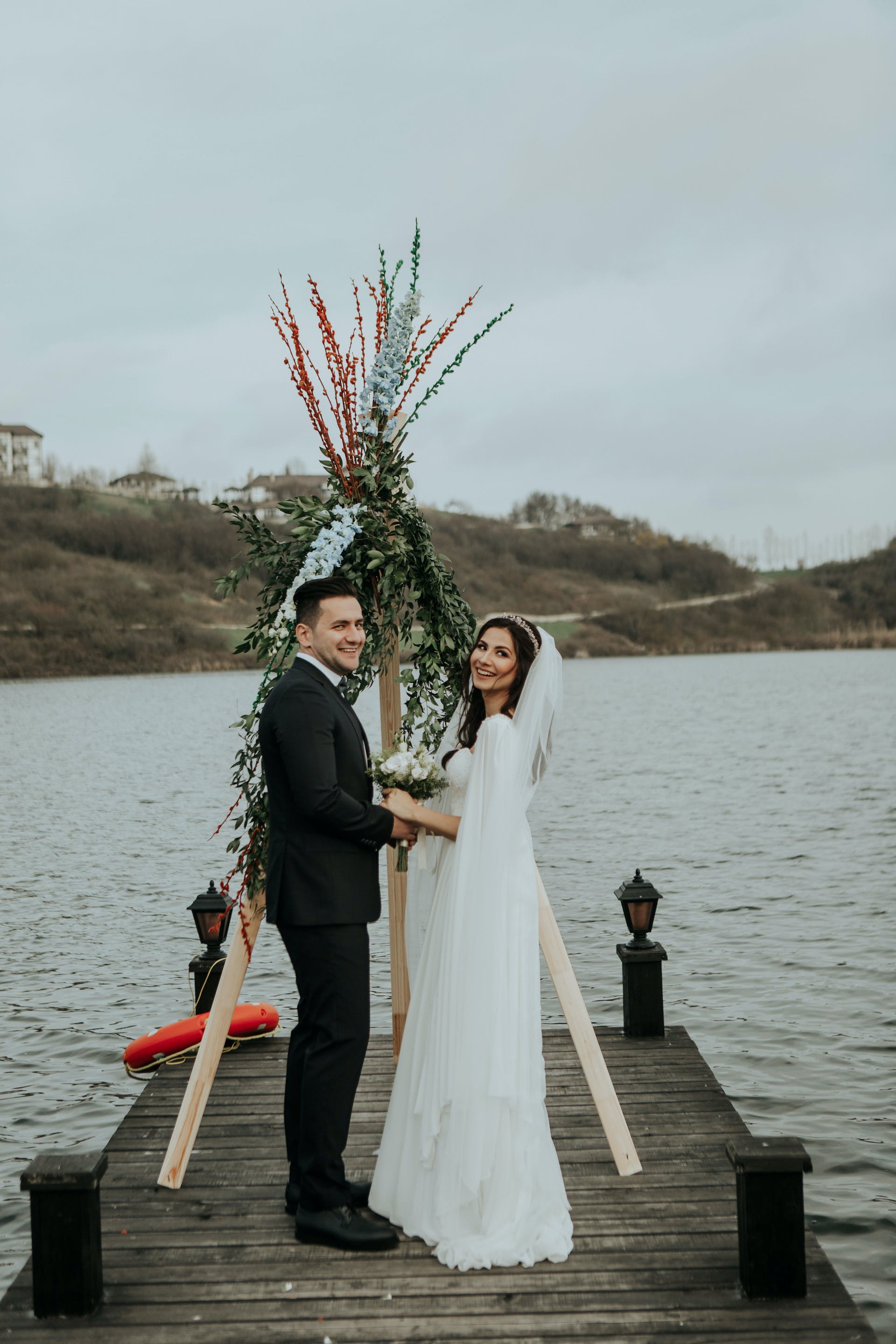 Novios en un muelle | Foto: Pexels