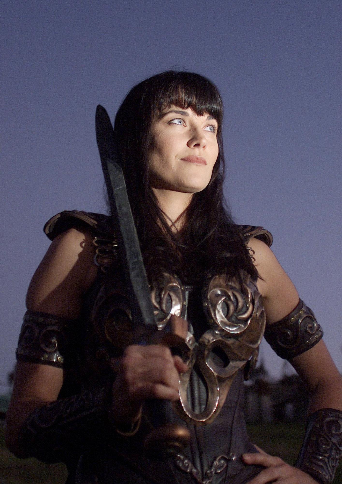 Lucy Lawless como Xena durante la última noche de rodaje del último episodio de "Xena: Warrior Princess" el 30 de marzo de 2001 | Fuente: Getty Images