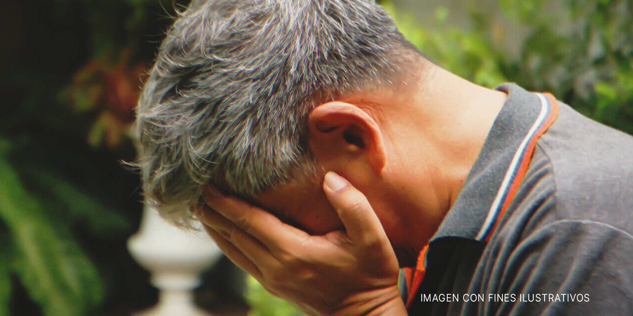 Un hombre de mediana edad llorando. | Foto: Shutterstock
