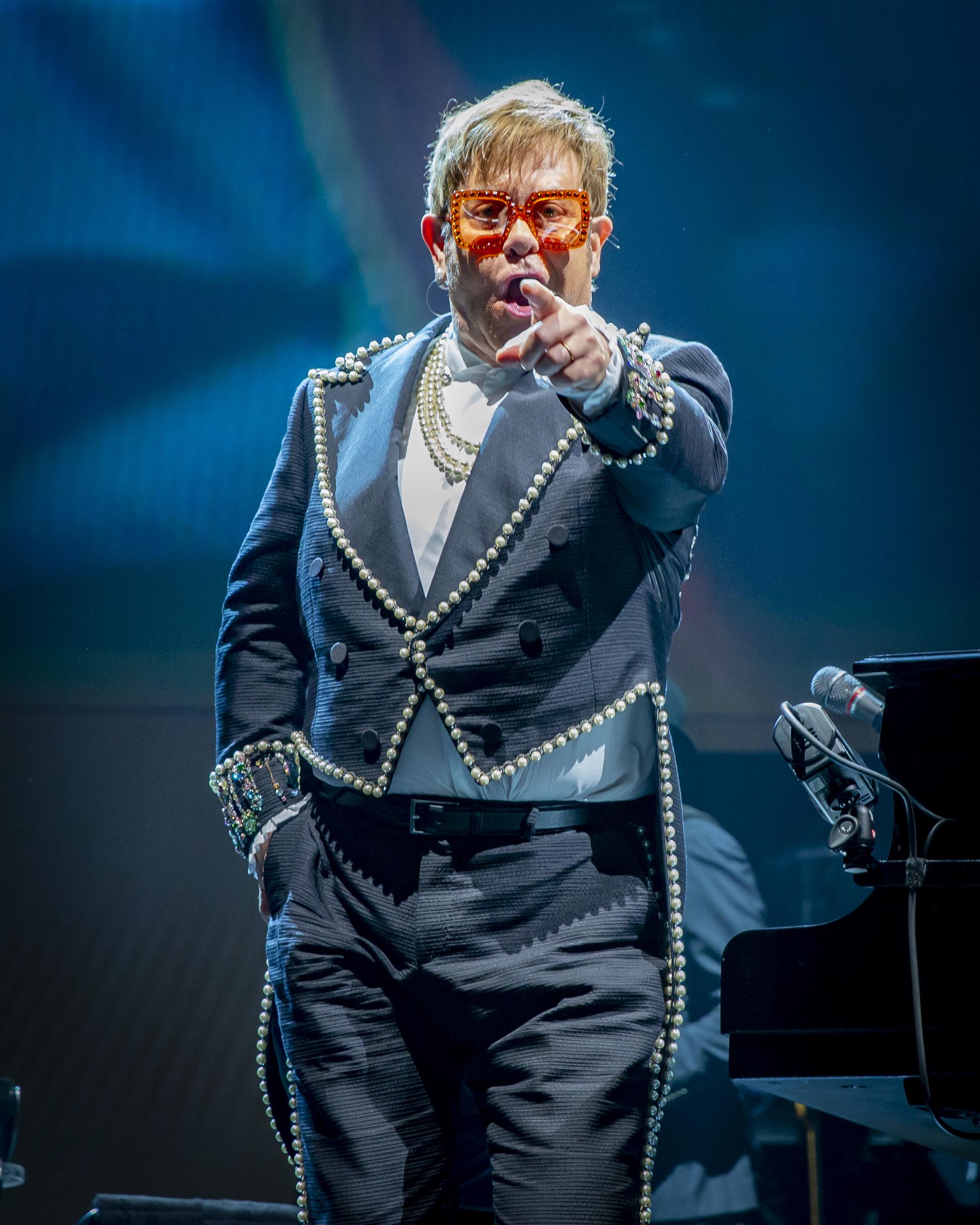 Elton John actúa en el escenario durante su gira 'Farewell Yellow Brick Road' en el Canadian Tire Centre de Ottawa, Canadá, el 28 de septiembre de 2018 | Fuente: Getty Images