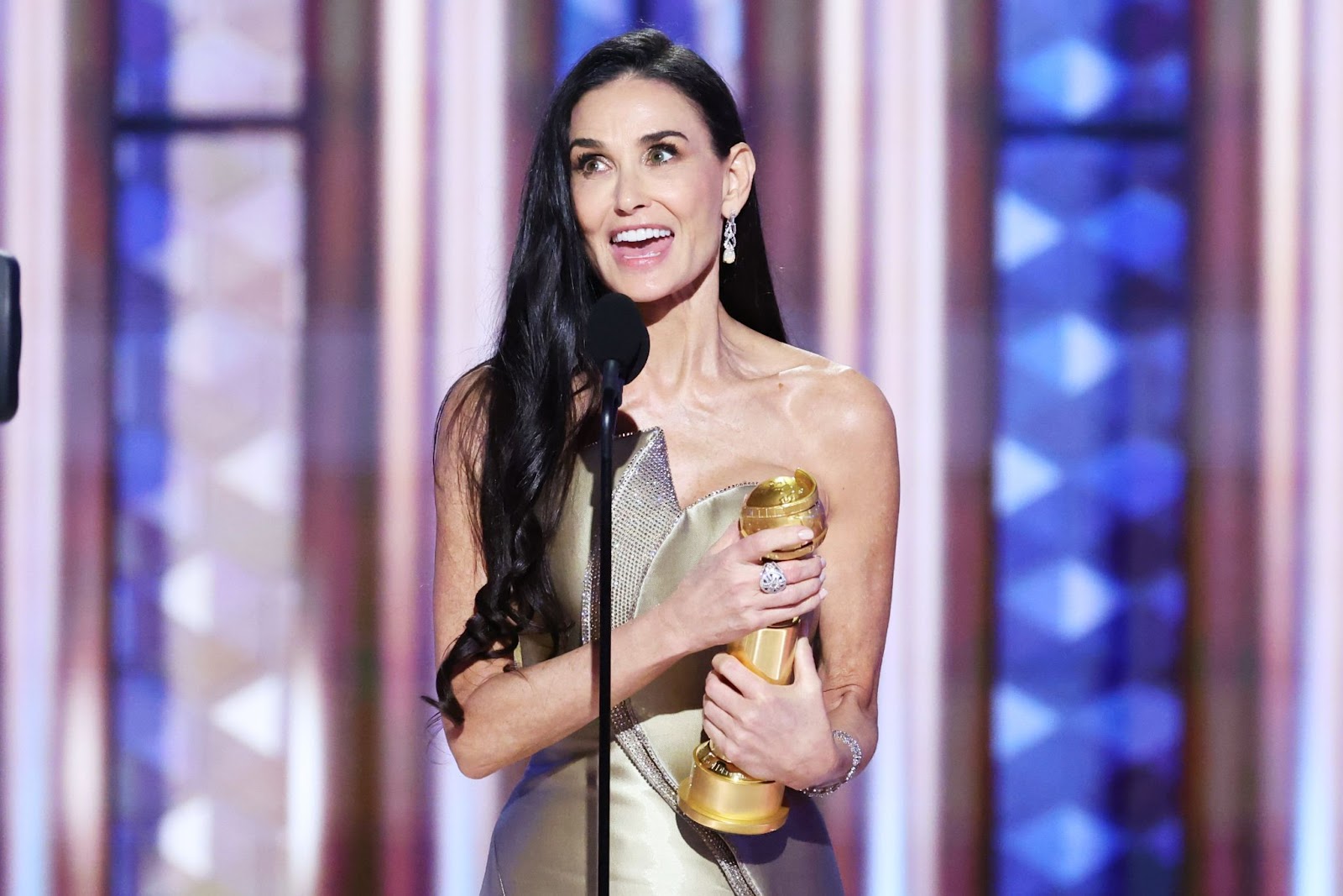 Demi Moore pronuncia su discurso de aceptación durante la 82ª edición de los Premios Golden Globes el 5 de enero de 2025, en Beverly Hills, California. | Fuente: Getty Images